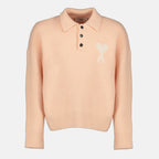 Bild des hellrosa Herz-Polos der Marke Ami PARIS für Unisex - Herbst-Winter 2025 - Vorderansicht