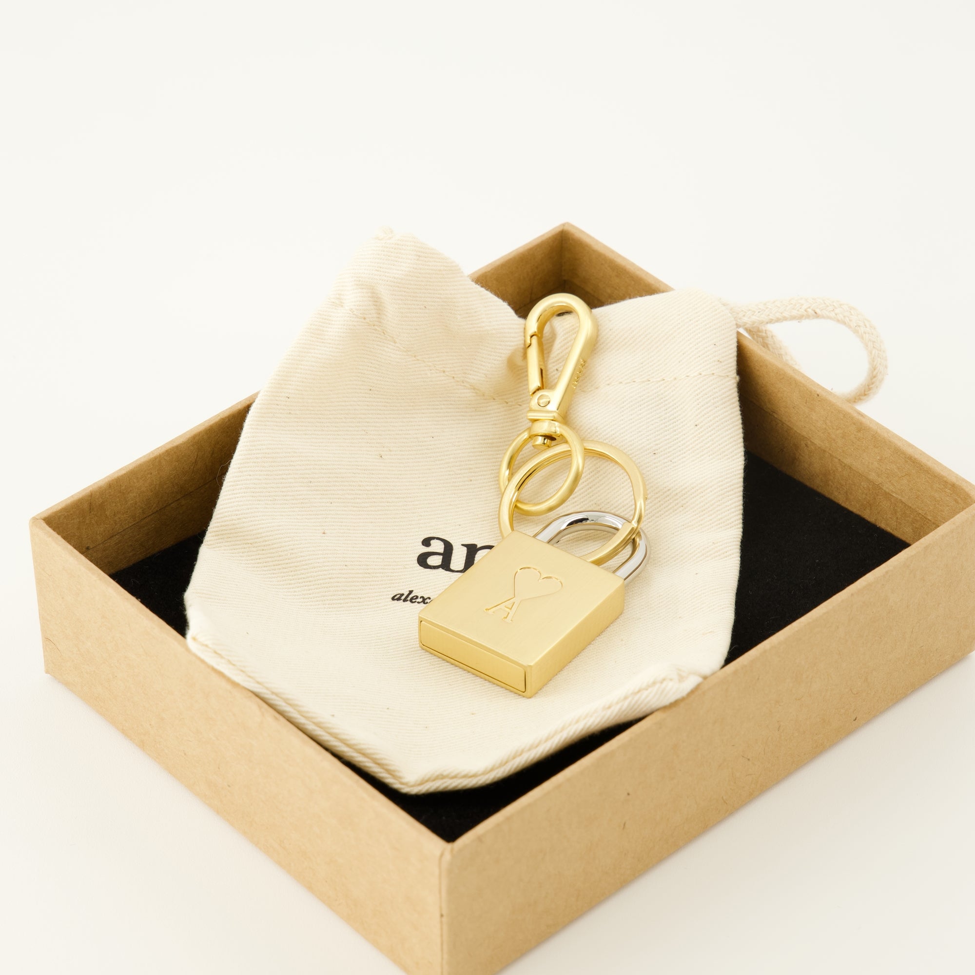 Image of the Heart Keychain Padlock by Ami PARIS for Unisex - Fall-Winter 2025 - Detailed View_3