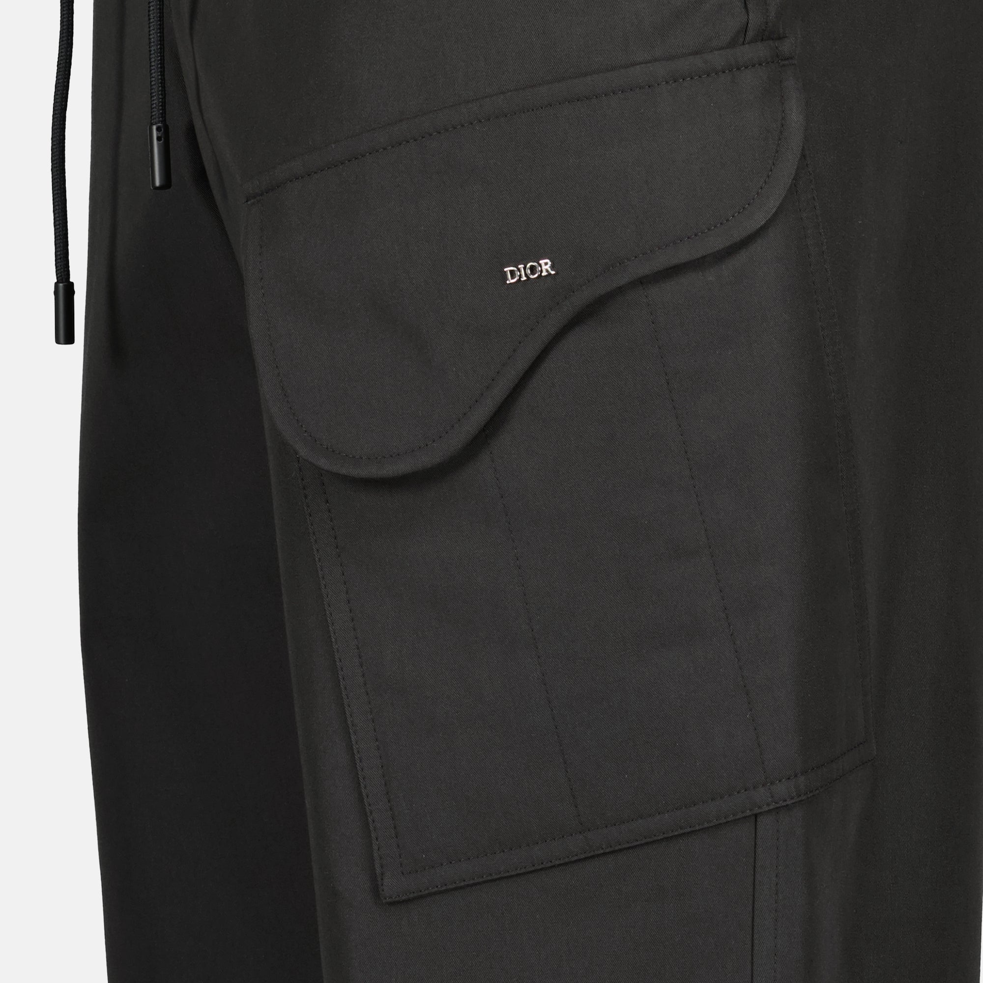 Bild der schwarzen Cargo-Hosen von Dior für Herren - Frühjahr-Sommer 2026 - Detaillierte Ansicht_1