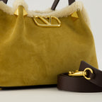 Imagen del bolso de ante y piel de oveja de la marca Valentino Garavani para mujer - Temporada Otoño-Invierno 2025 - Vista Detallada 2