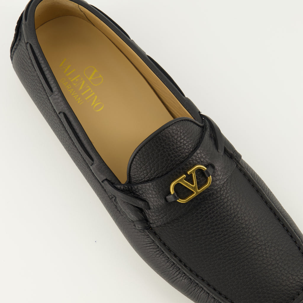 バレンティノ・ガラヴァーニのメンズ用黒革ドライバーシューズの画像 - 2026年春夏シーズン - 詳細な上面ビュー