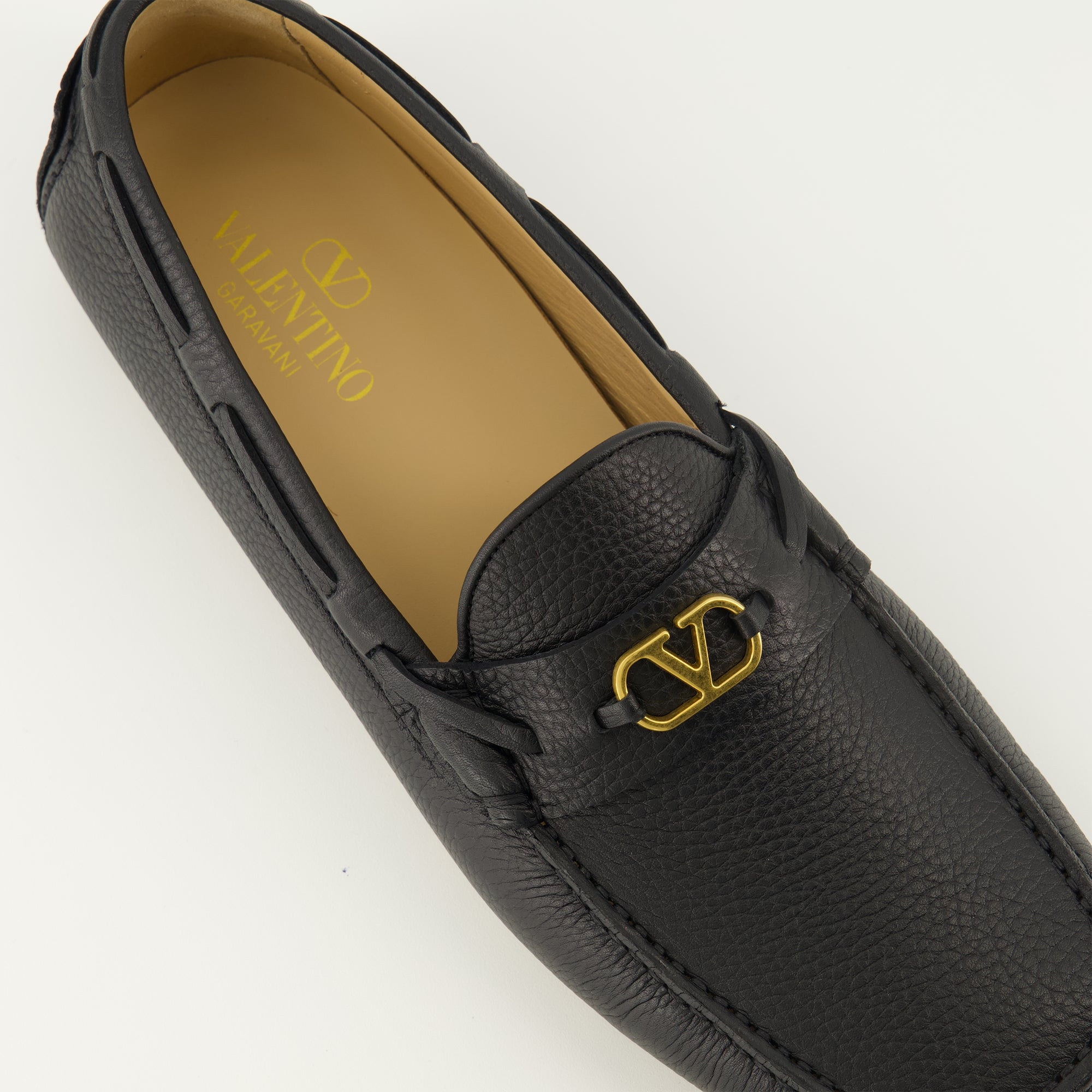 Image de l'article Mocassins Driver en cuir noir de la marque Valentino Garavani pour Homme - Saison Printemps-Été 2026 - Vue détaillée de haut