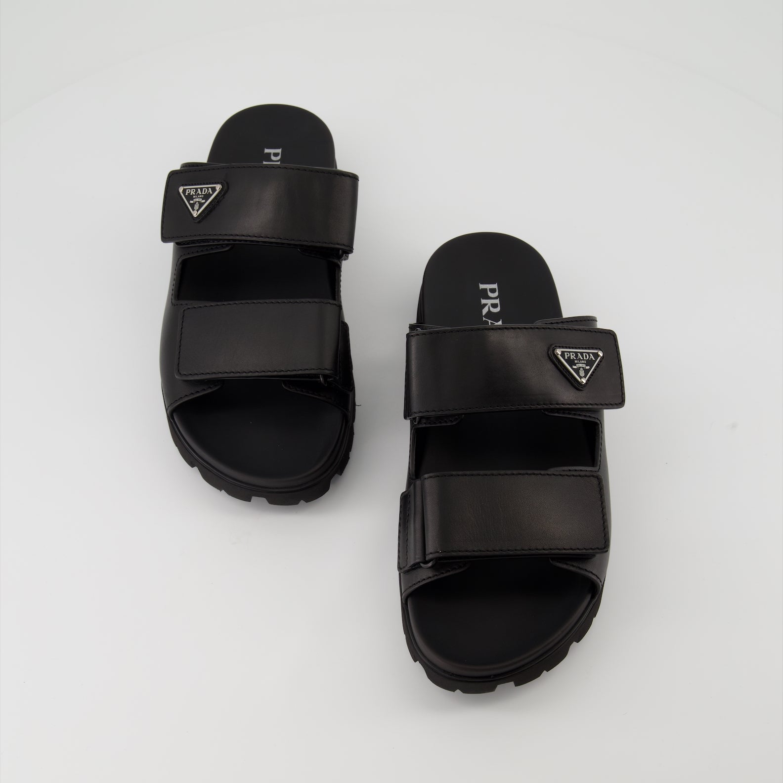 Zapatos abiertos Sandales à brides en cuir Prada Negro Homme