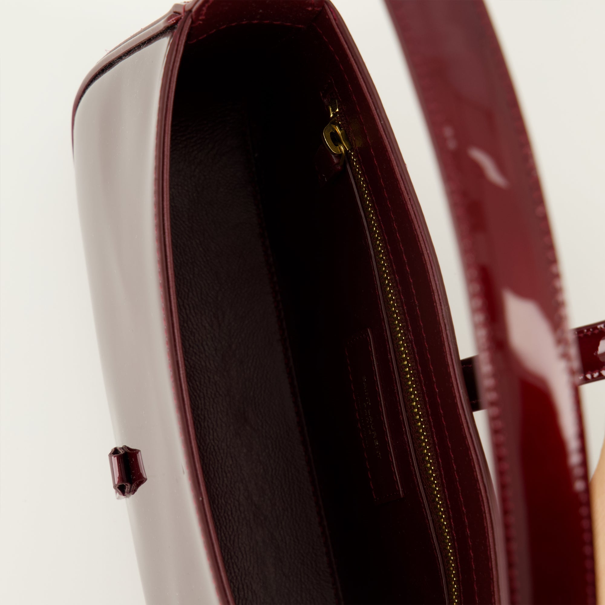 Image de l'article Sac le 5 à 7 en cuir verni bordeaux de la marque Saint Laurent pour Femme - Saison Automne-Hiver 2025 - Vue détaillée_3