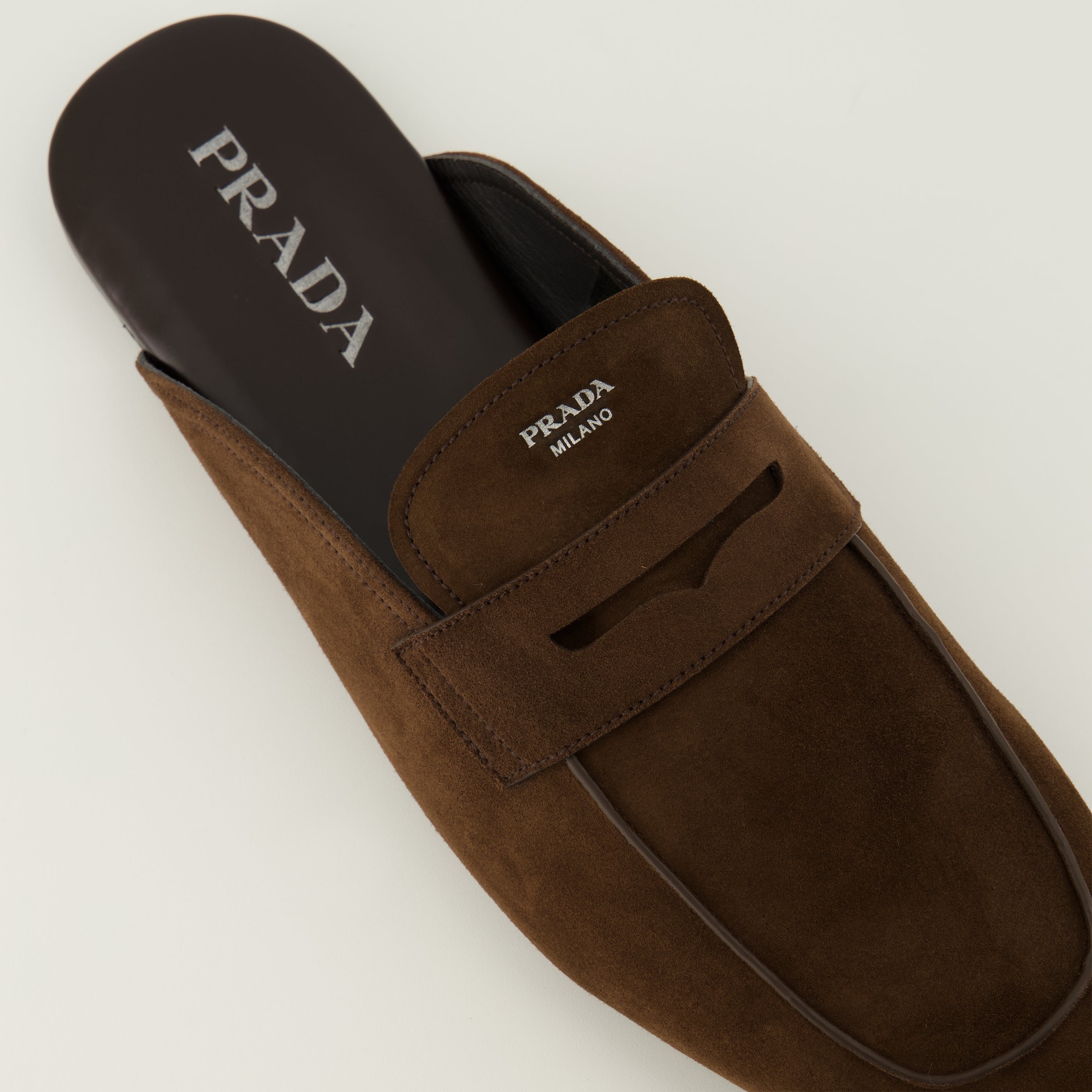 Image de l'article Mules mocassins en cuir suédé marron de la marque Prada pour Homme - Saison Printemps-Été 2026 - Vue détaillée de haut