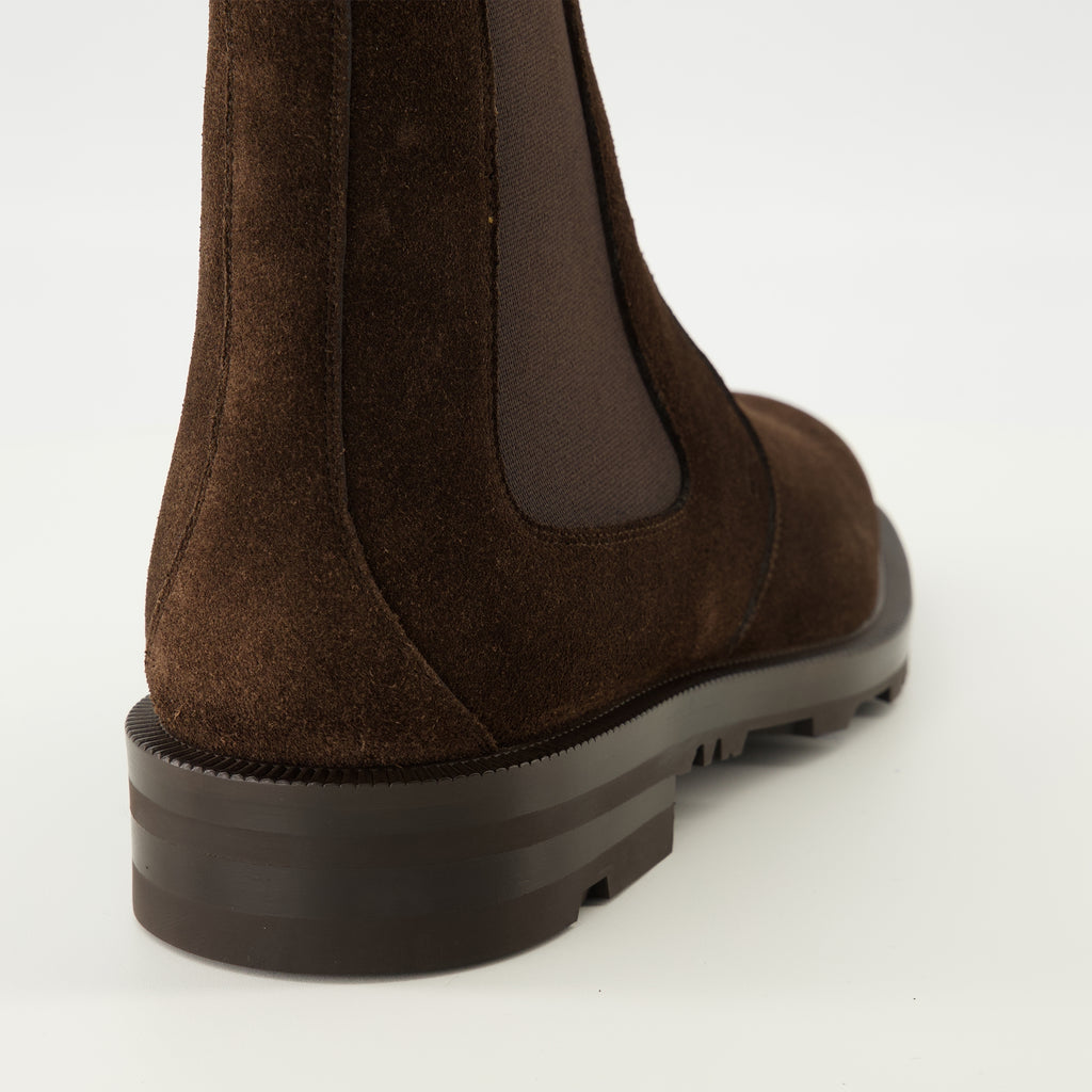 Imagen de las botines Chelsea marrones de la marca Dior para Hombre - Temporada Primavera-Verano 2026 - Vista trasera