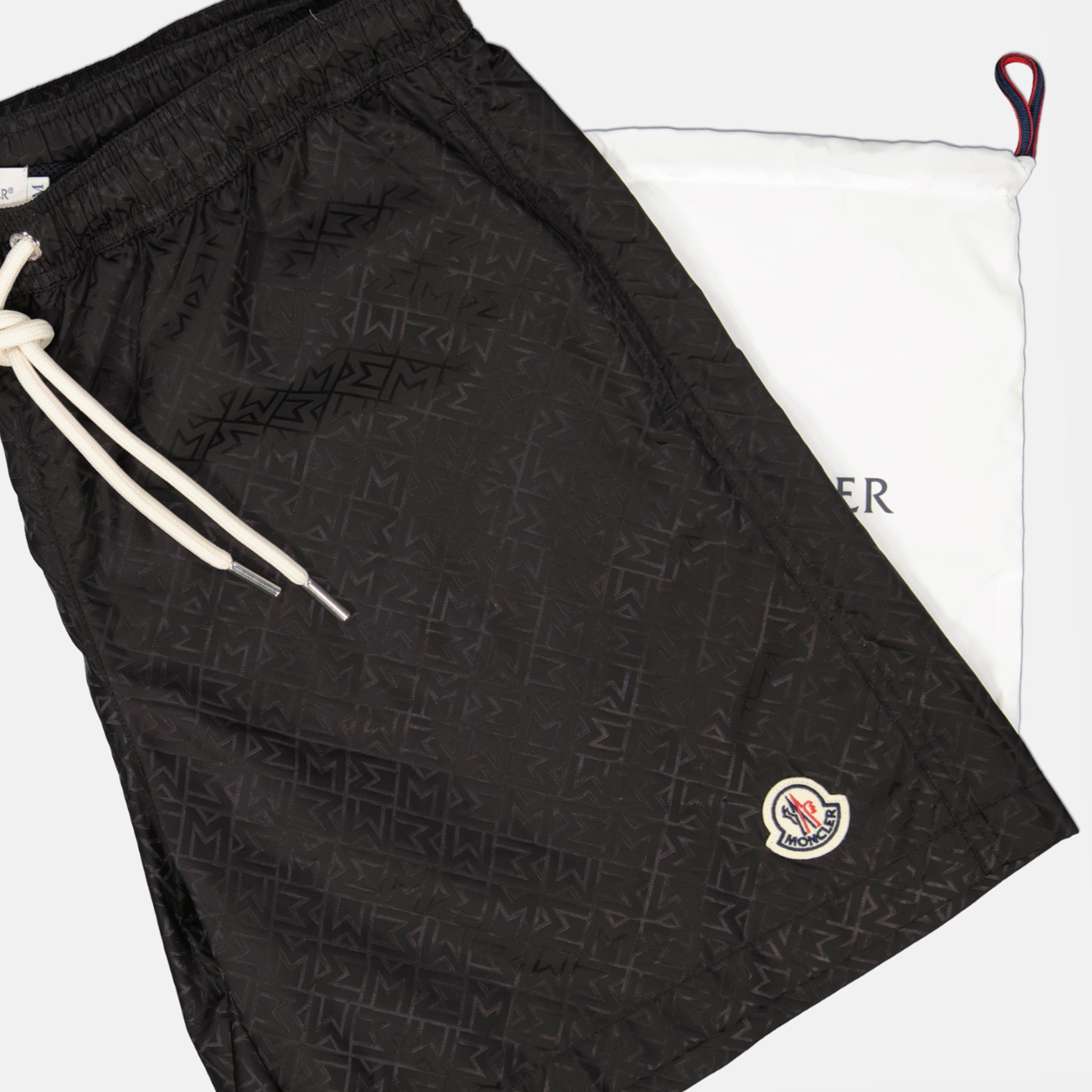 Imagem do Short de Banho Monograma da marca Moncler para Homem - Temporada Primavera-Verão 2025 - Vista Detalhada_1