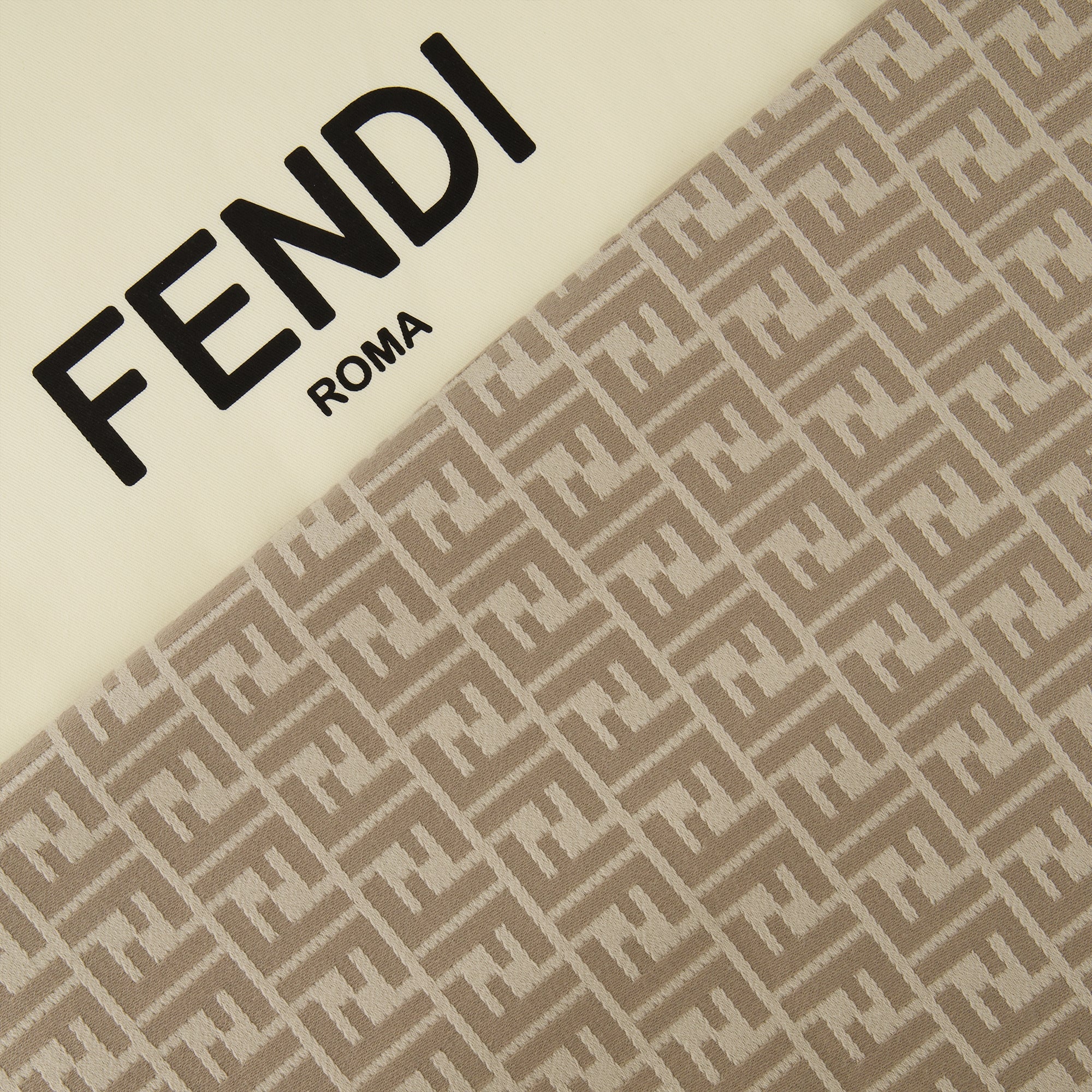 Image de l'article Poncho en laine et soie beige de la marque Fendi pour Femme - Saison Printemps-Été 2026 - Vue détaillée_2