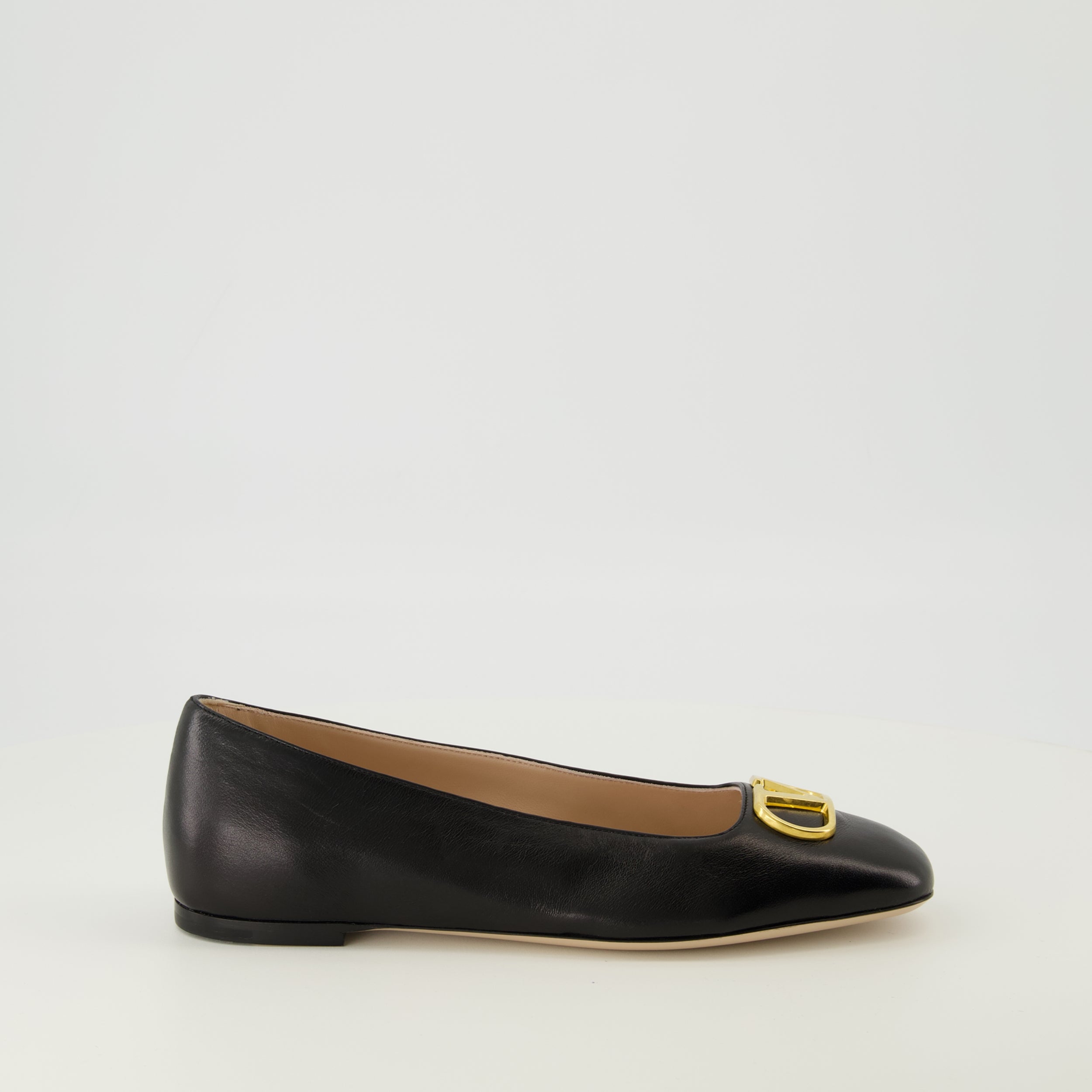 Image of the Black VLogo Ballerina by Valentino Garavani for Women - Spring-Summer 2026 - Right side view