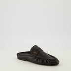 Imagen de las mules loafers negras de la marca Saint Laurent para Mujer - Temporada Otoño-Invierno 2025 - Vista tres cuartos delantera derecha