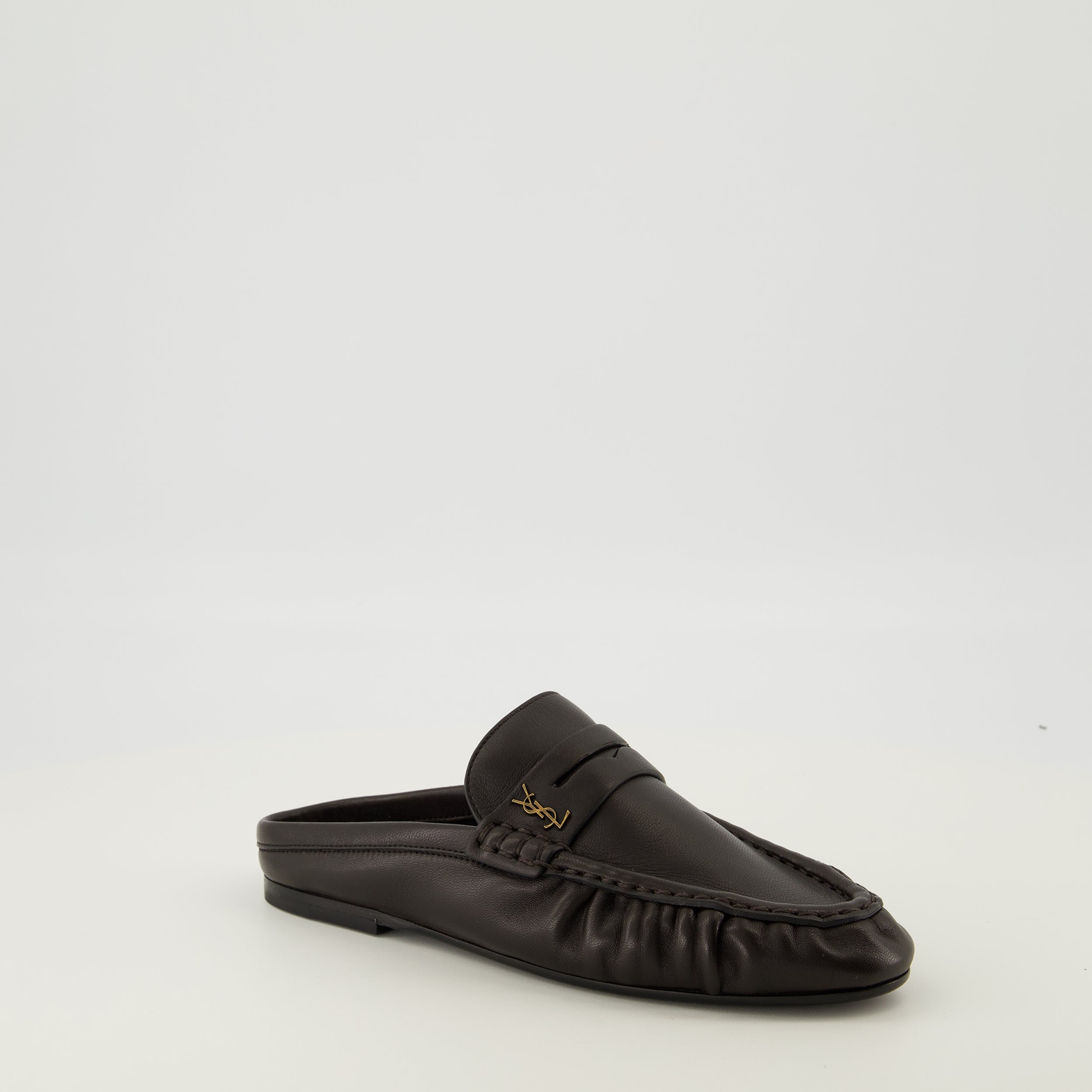 Image de l'article Mules Loafer noir de la marque Saint Laurent pour Femme - Saison Automne-Hiver 2025 - Vue trois quarts avant droite