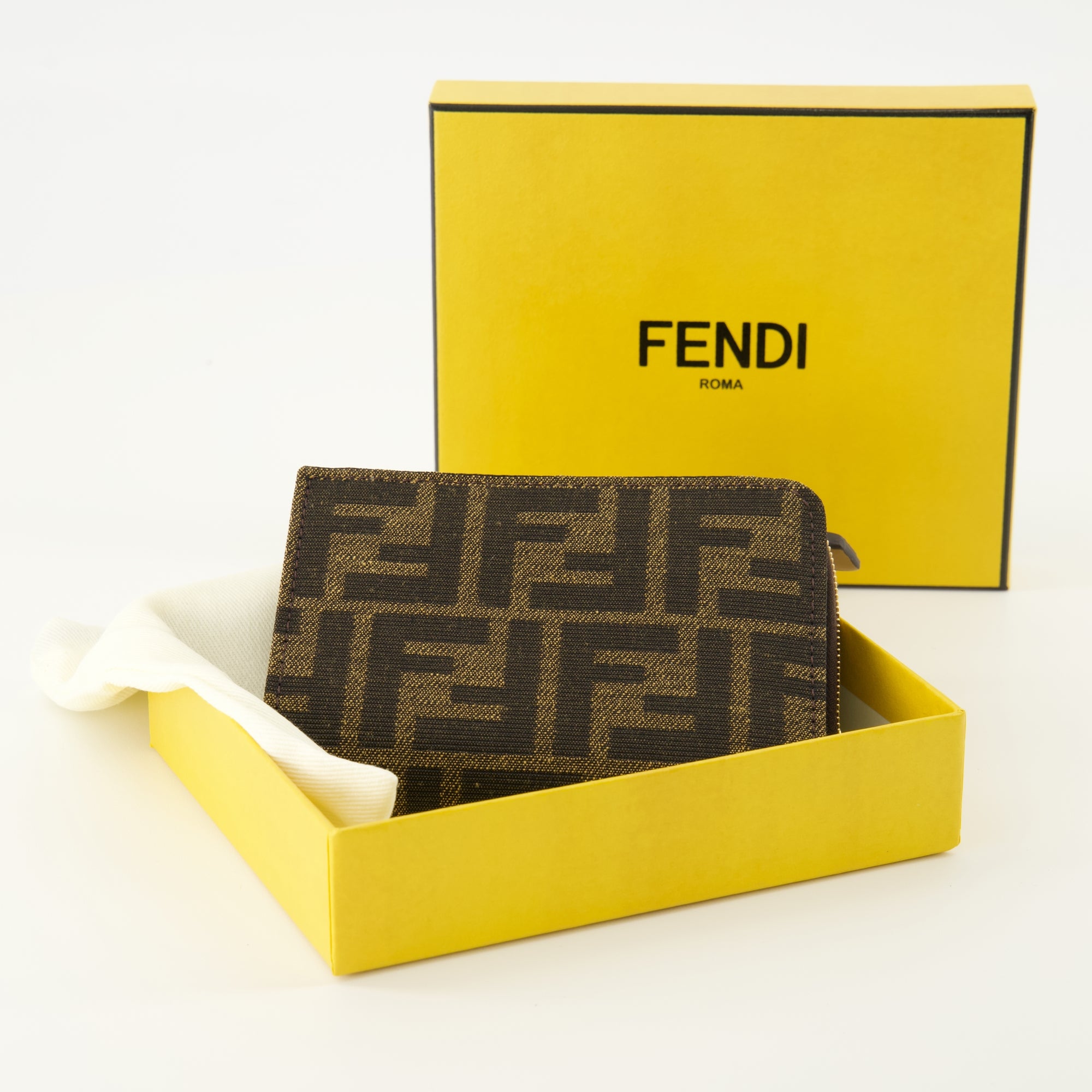 Image of the Fendi Women's Slim Baguette Wallet - Autumn-Winter 2025 - Detailed View_3