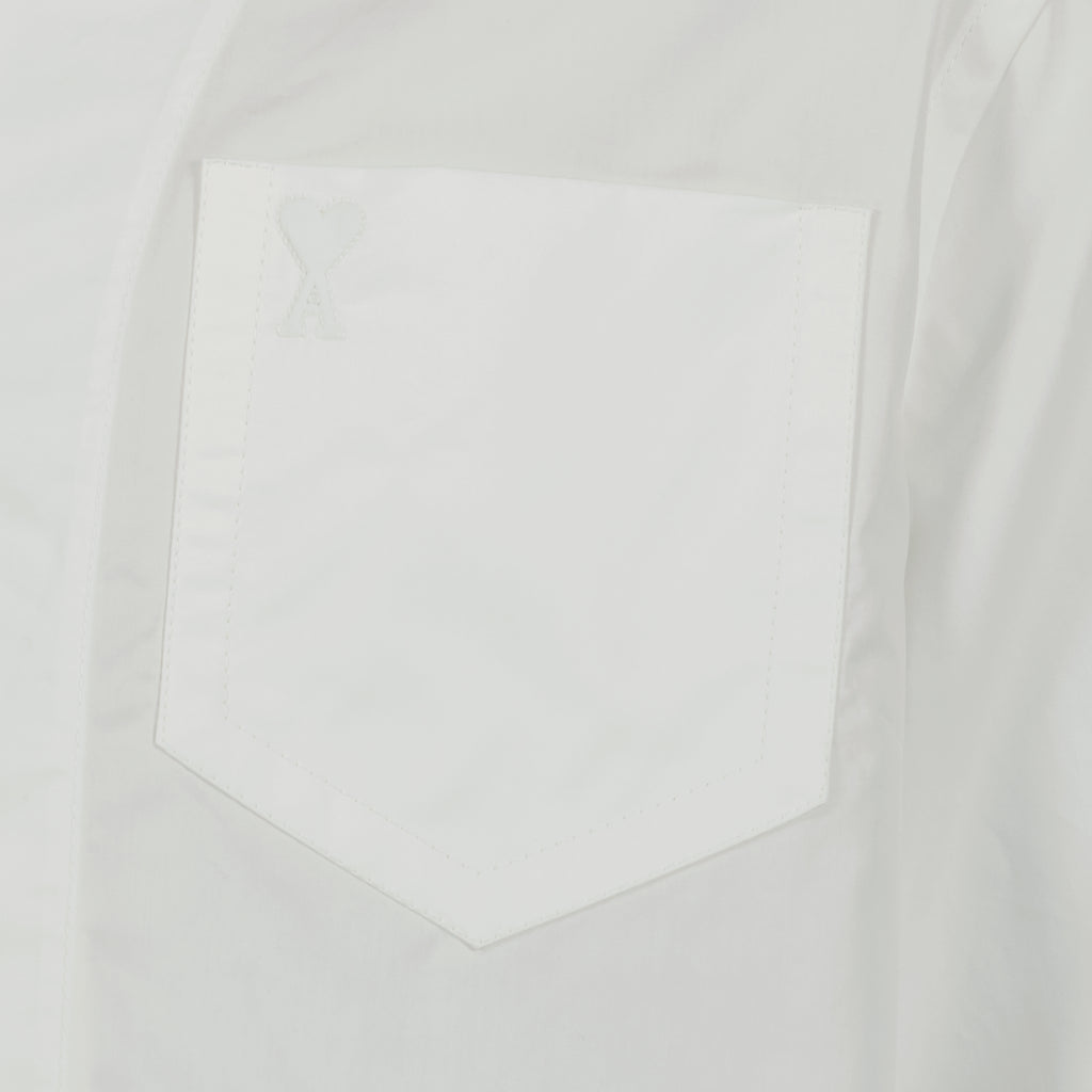 Imagem da camisa branca de algodão com coração AMI da marca Ami PARIS para Unisex - Temporada Primavera-Verão 2026 - Vista Detalhada_1