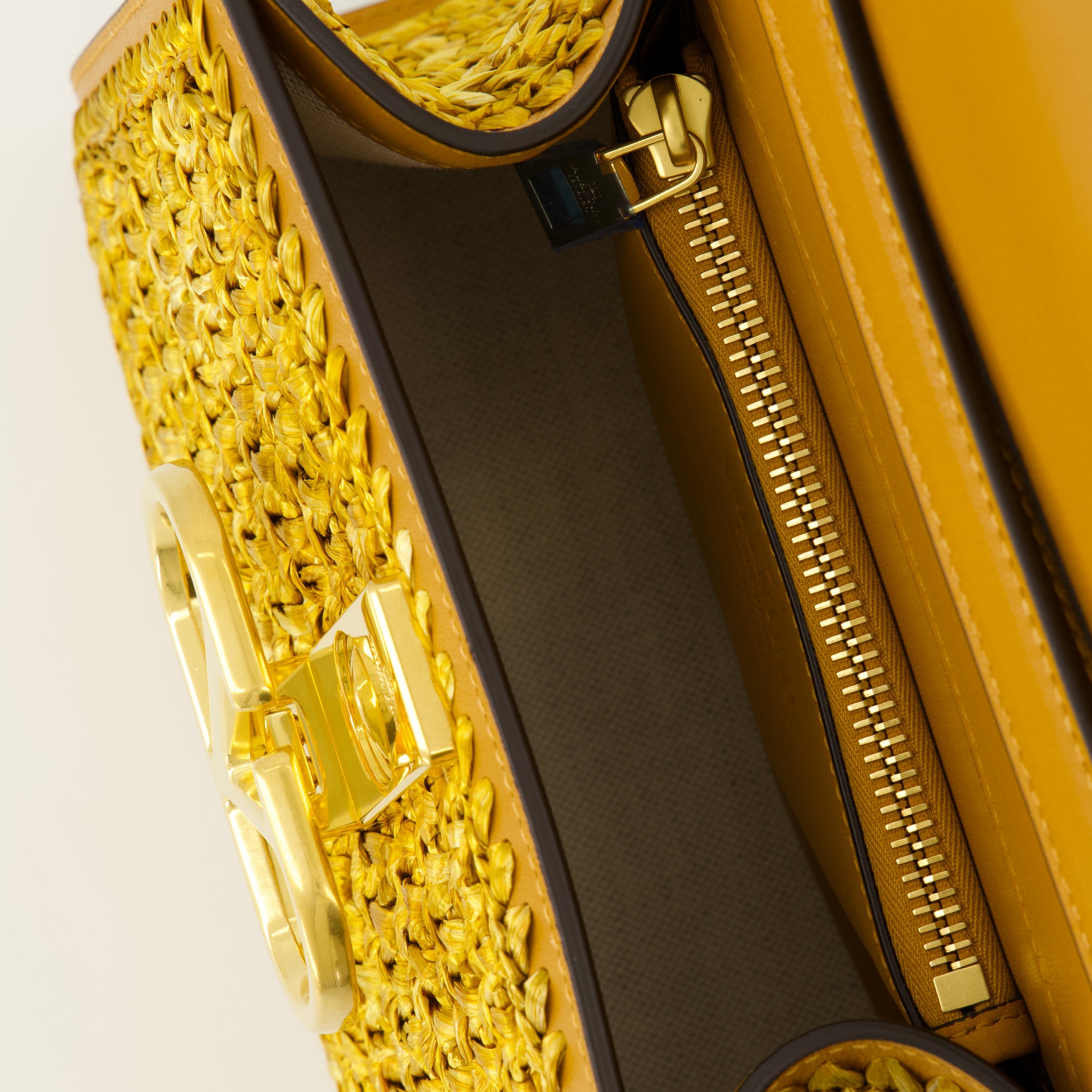 Image de l'article Mini Sac VSling en tissu effet raphia doré de la marque Valentino Garavani pour Femme - Saison Printemps-Été 2026 - Vue détaillée_3