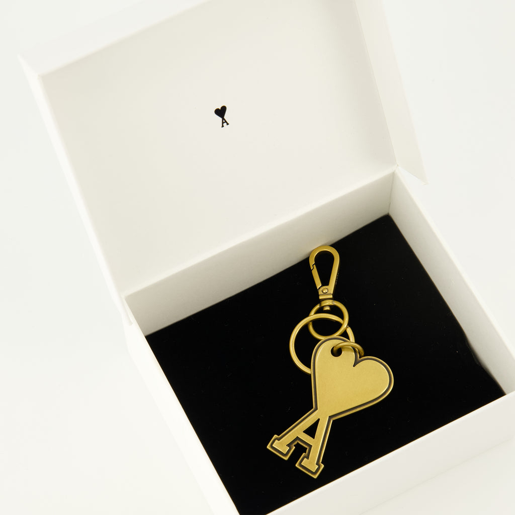 Immagine dell'articolo Portachiavi a forma di cuore in metallo del marchio Ami PARIS per unisex - Stagione Primavera-Estate 2026 - Vista Dettagliata_3