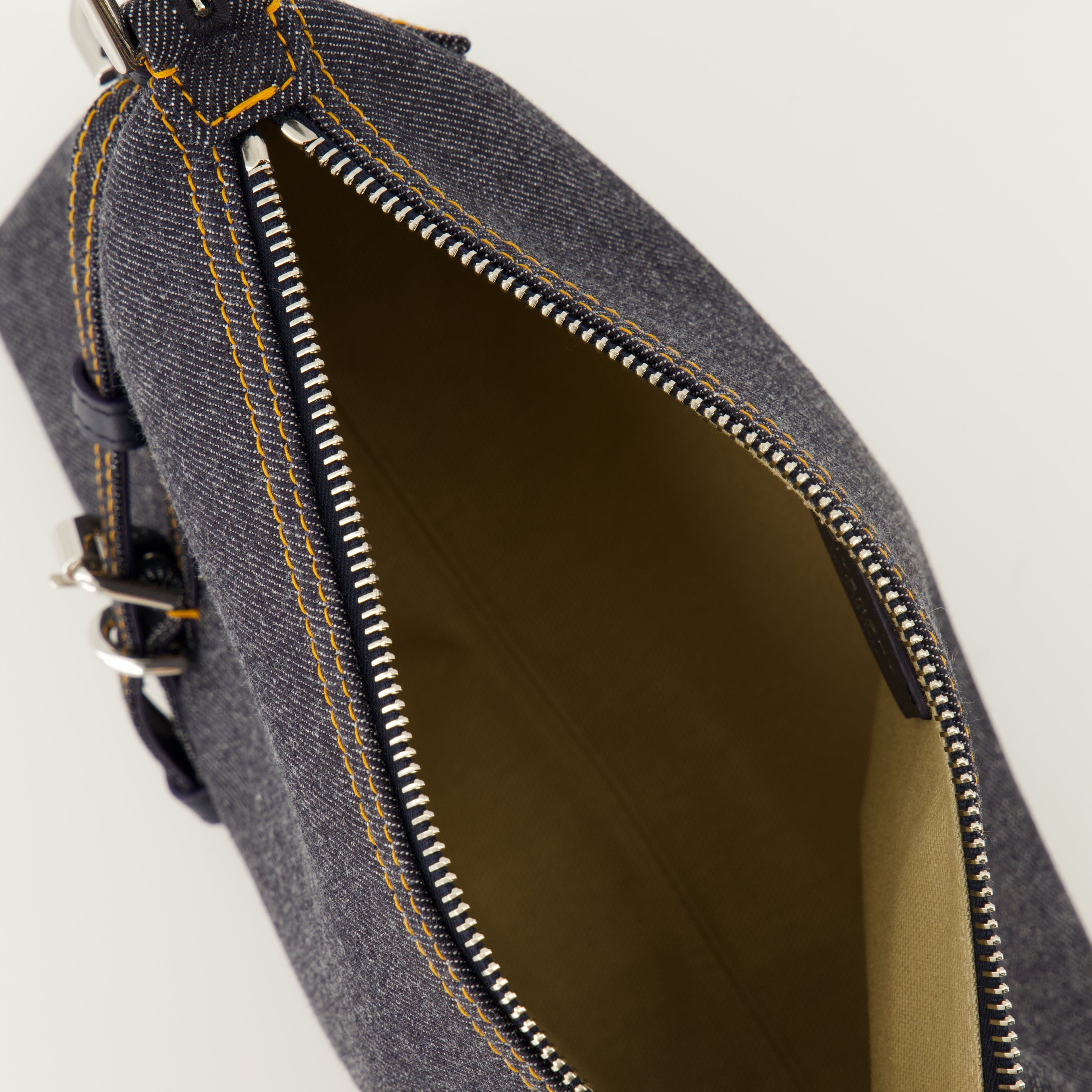 Image de l'article Sac Voyou mini de la marque Givenchy pour Femme - Saison Automne-Hiver 2025 - Vue détaillée_3