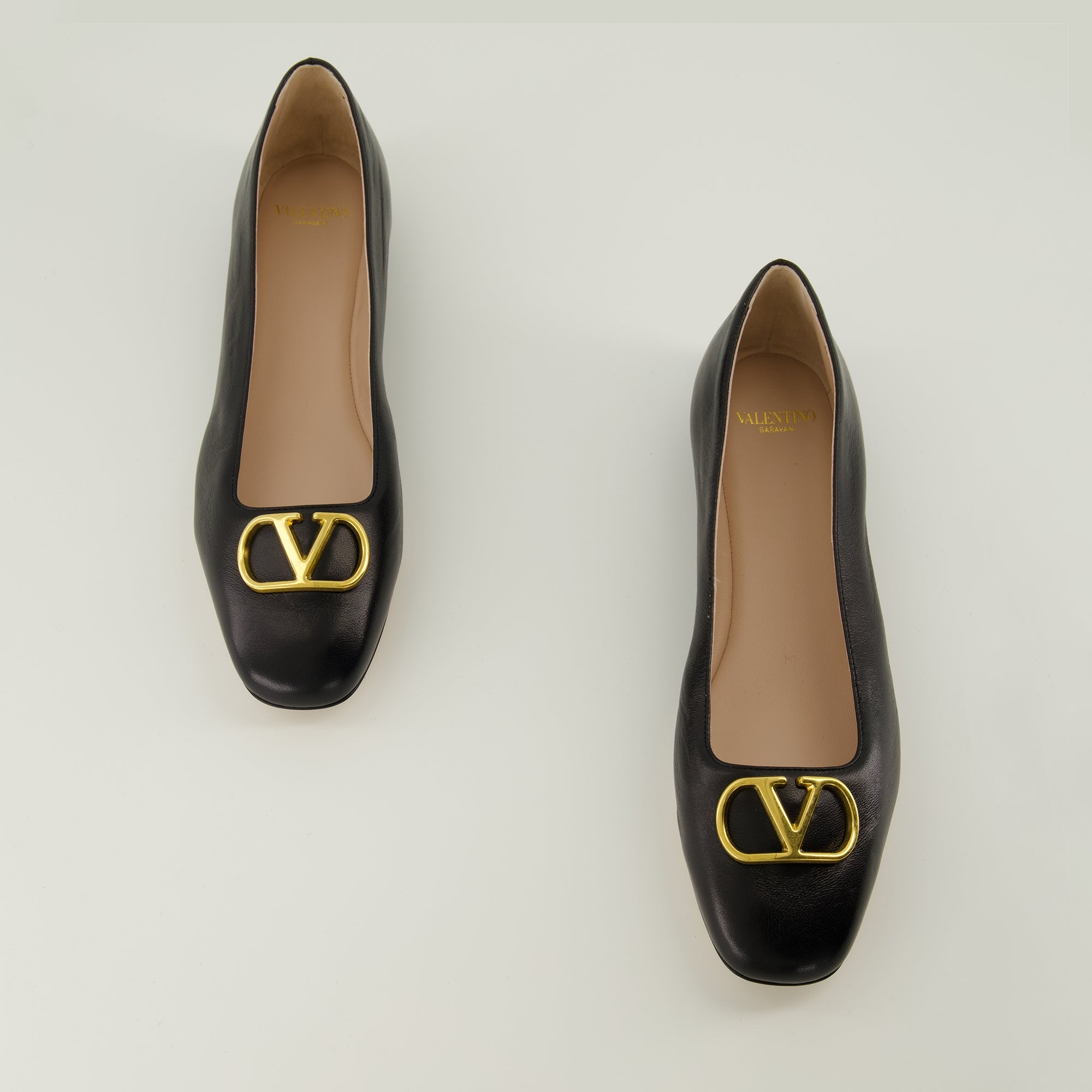 Image of the Black VLogo Ballerina by Valentino Garavani for Women - Spring-Summer 2026 - Top view of the pair of shoes