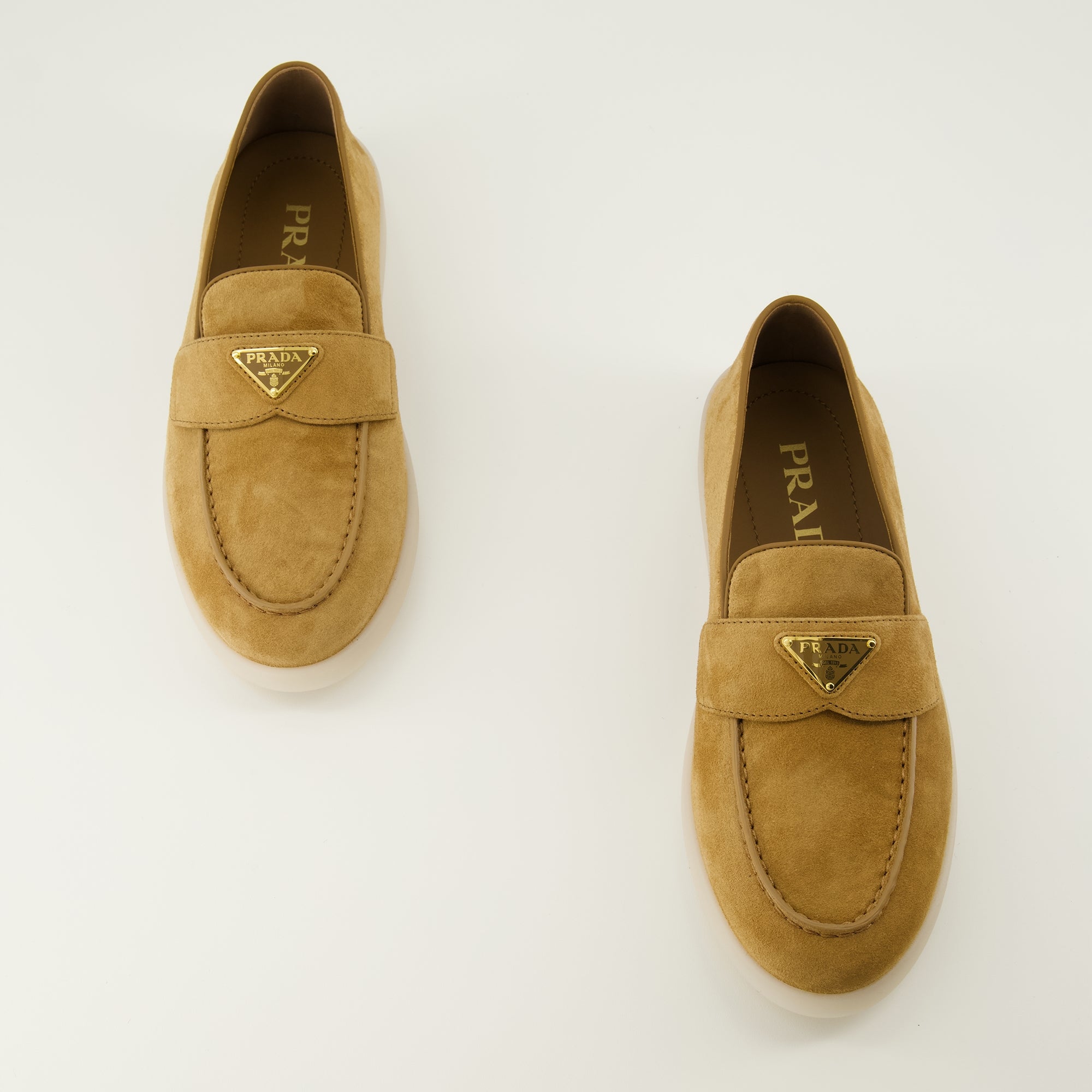 Image de l'article Mocassins en cuir suédé marron de la marque Prada pour Femme - Saison Printemps-Été 2026 - Vue de dessus paire de chaussure