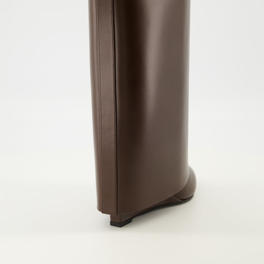 Image de l'article Bottes Shark en cuir marron de la marque Givenchy pour Femme - Saison Printemps-Été 2026 - Vue arrière