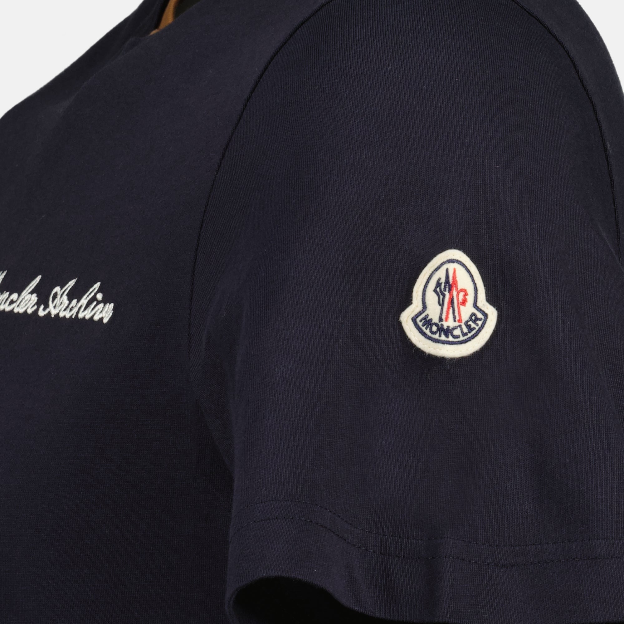 Immagine della maglietta ricamata blu navy del marchio Moncler per uomo - Collezione Primavera-Estate 2026 - Vista dettagliata_2