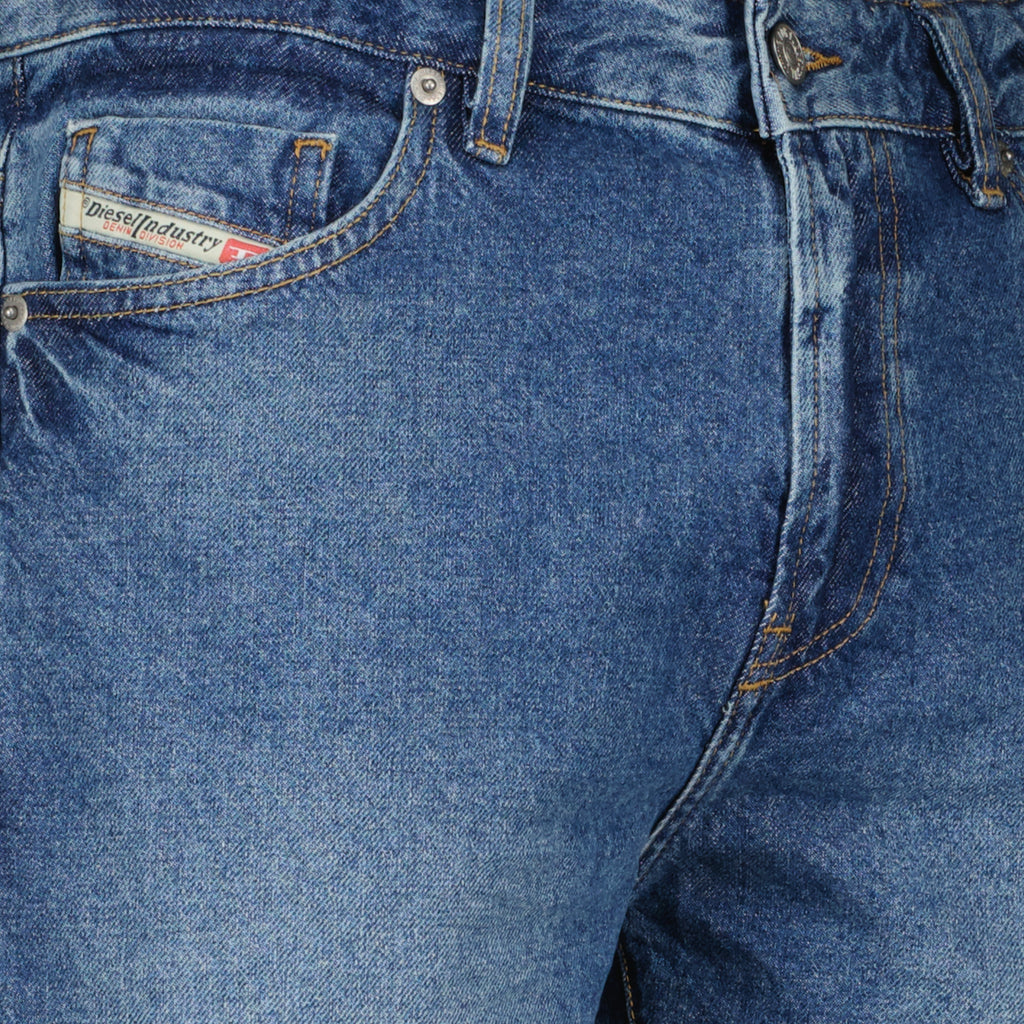 ディーゼルのメンズD-Finブルーデニムショーツの画像 - 2026年春夏 - 詳細ビュー_1