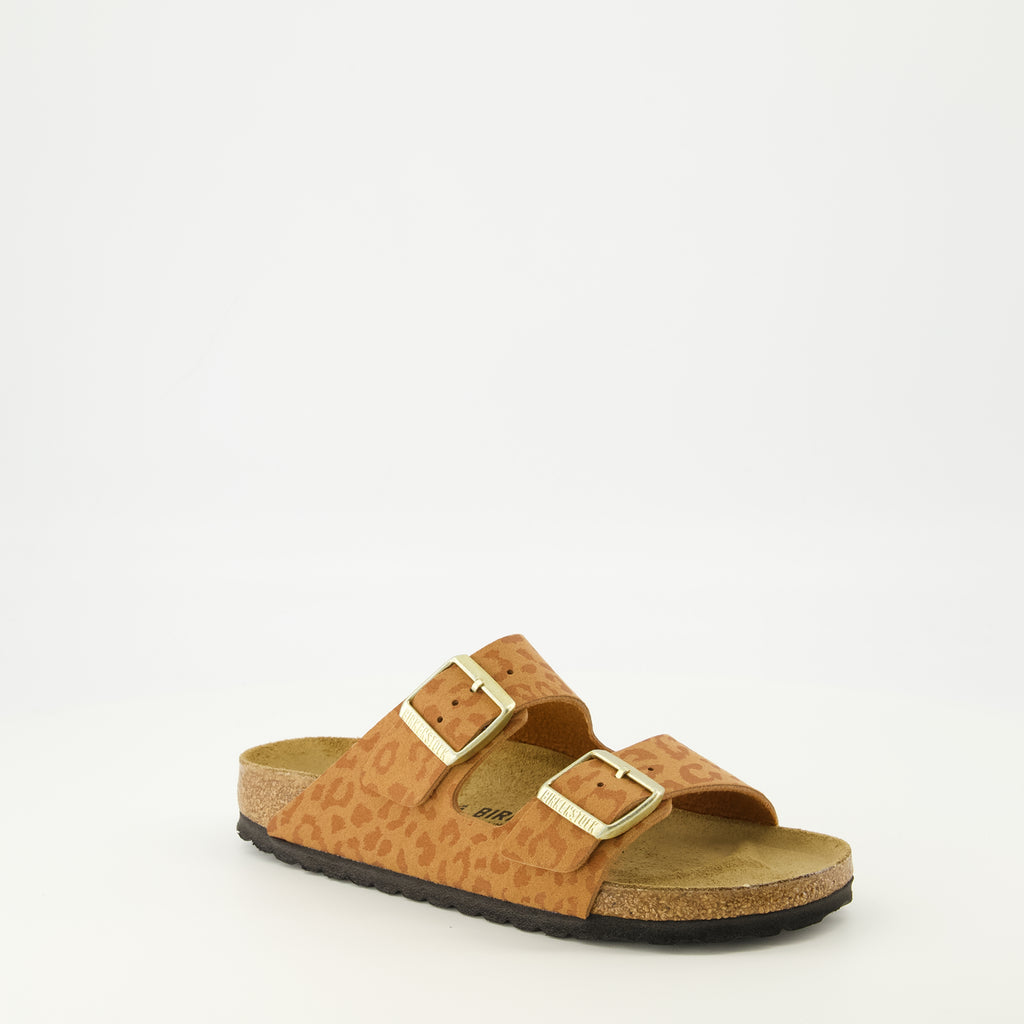 Image de l'article Sandales Arizona motif léopard marron de la marque Birkenstock pour Femme - Saison Printemps-Été 2026 - Vue trois quarts avant droite