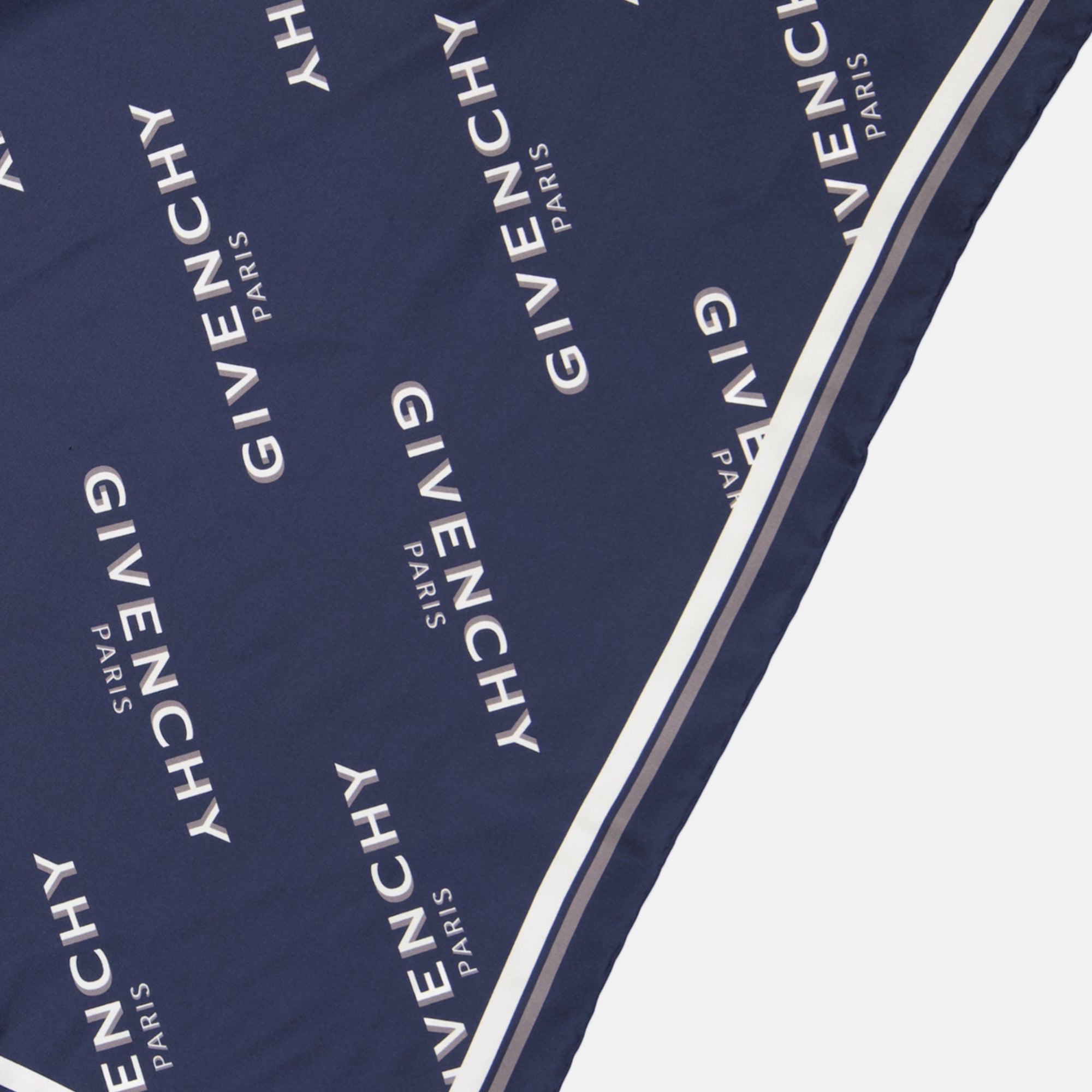 Image de l'article Carré Givenchy Shadow de la marque Givenchy pour Femme - Saison Automne-Hiver 2025 - Vue détaillée_3