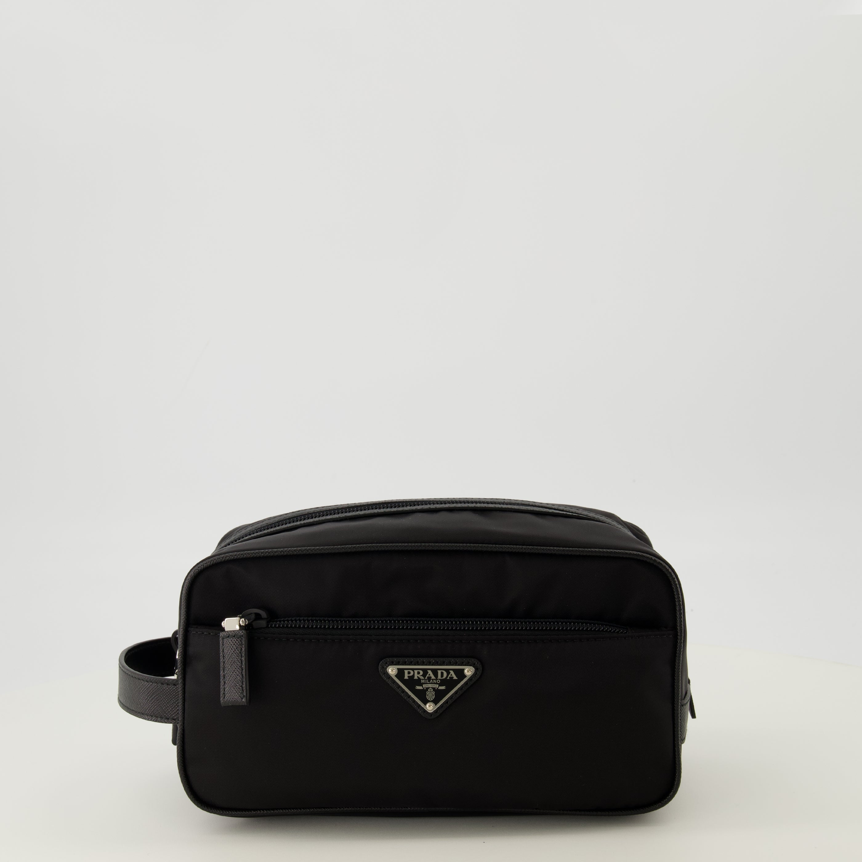 Image de l'article Pochette noire en Re-Nylon et cuir Saffiano de la marque Prada pour Homme - Saison Printemps-Été 2026 - Vue de Face