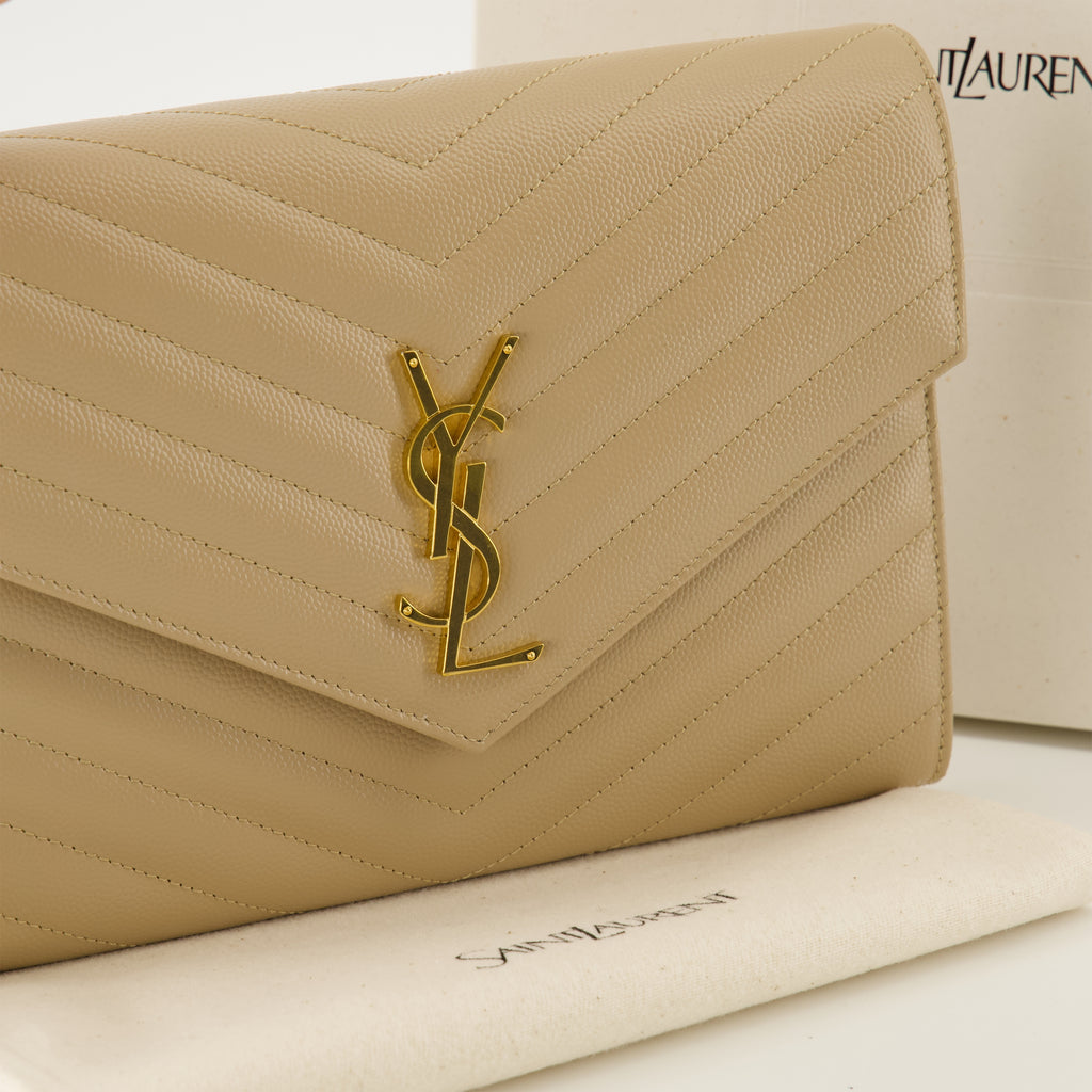 Imagen de la cartera de sobre Cassandre de cuero beige de la marca Saint Laurent para mujer - Temporada Primavera-Verano 2026 - Vista detallada_2
