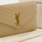 Bild der Saint Laurent Cassandre beige Lederumschlagtasche für Frauen - Frühjahr-Sommer 2026 - Detaillierte Ansicht_2