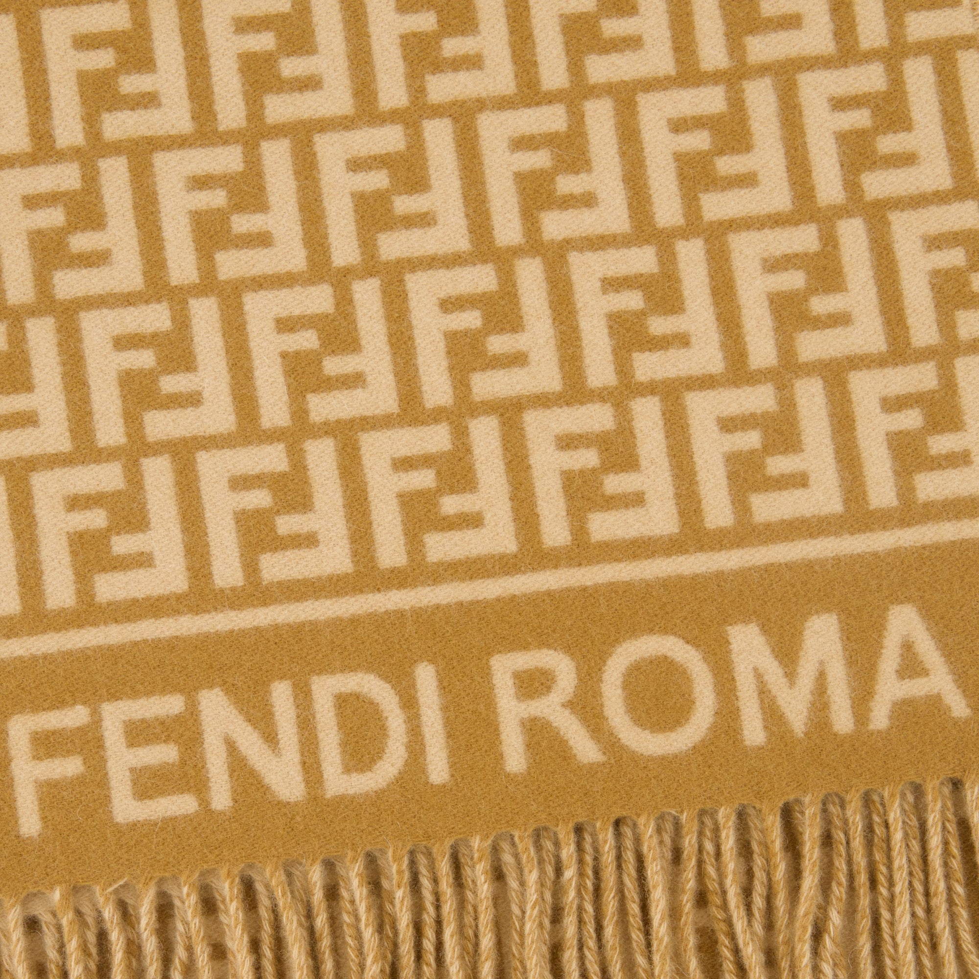 Image de l'article Écharpe FF marron de la marque Fendi pour Femme - Saison Automne-Hiver 2025 - Vue détaillée_3