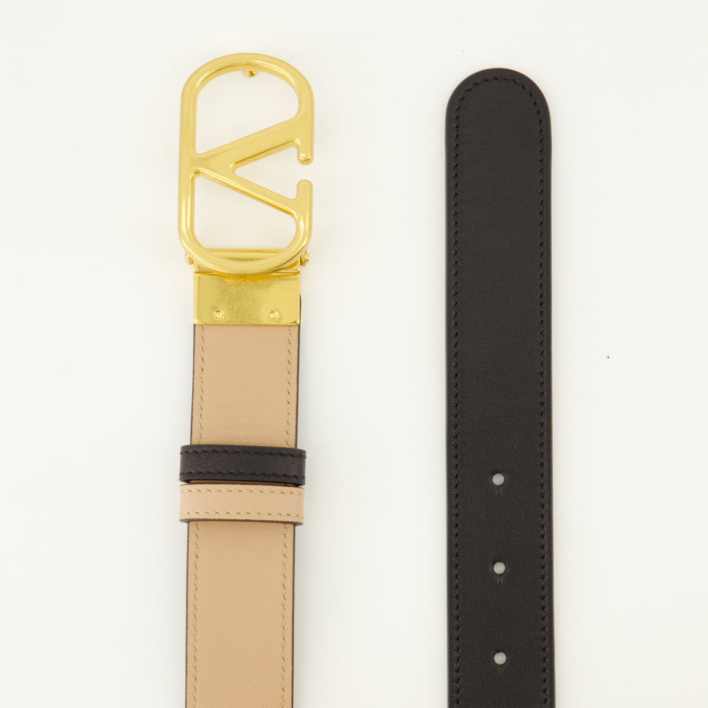 Image de l'article Ceinture VLogo réversible noir et beige 30 mm de la marque Valentino Garavani pour Femme - Saison Printemps-Été 2026 - Vue détaillée_4