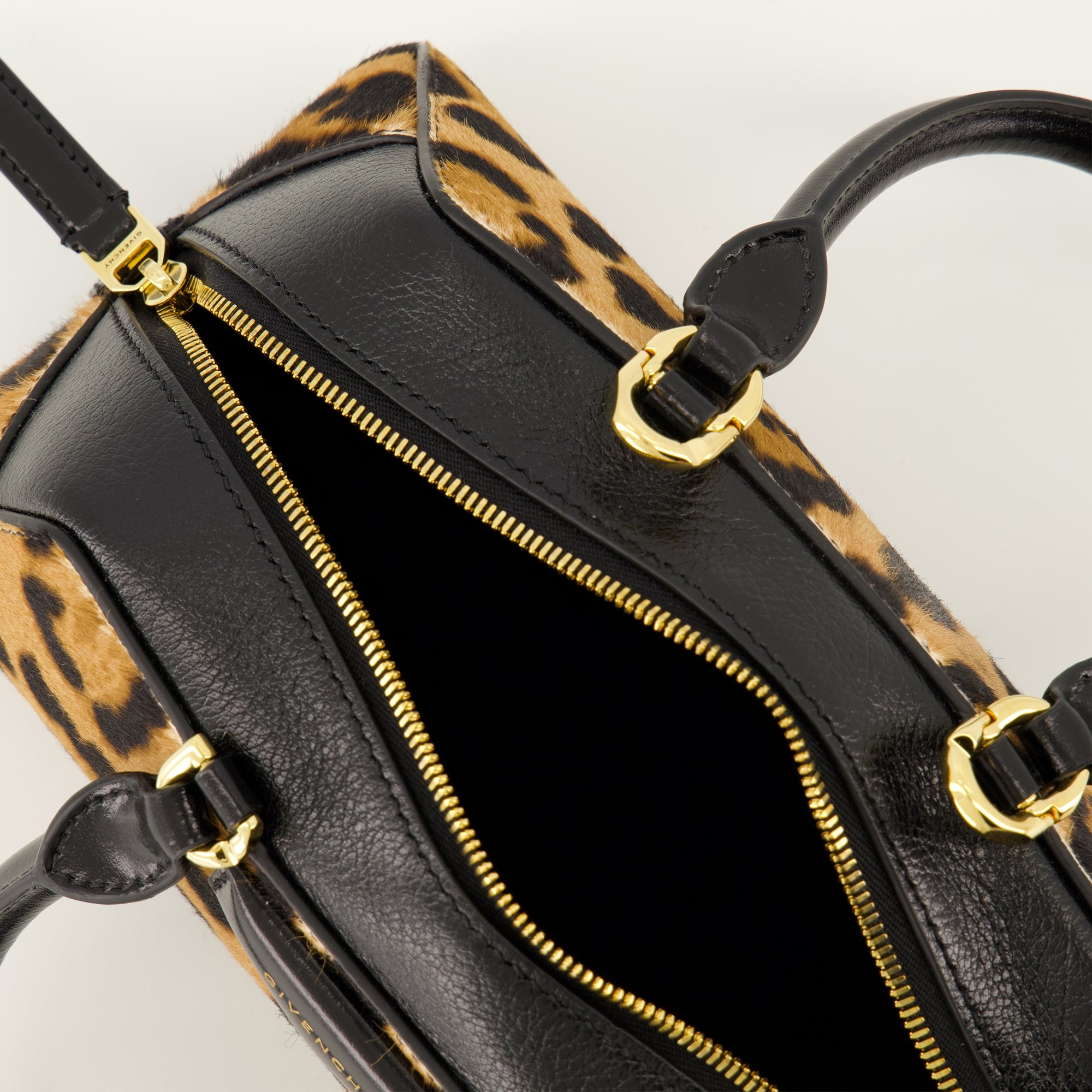 Immagine della borsa Antigona East-West mini di Givenchy per Donna - Stagione Autunno-Inverno 2025 - Vista Dettagliata_3