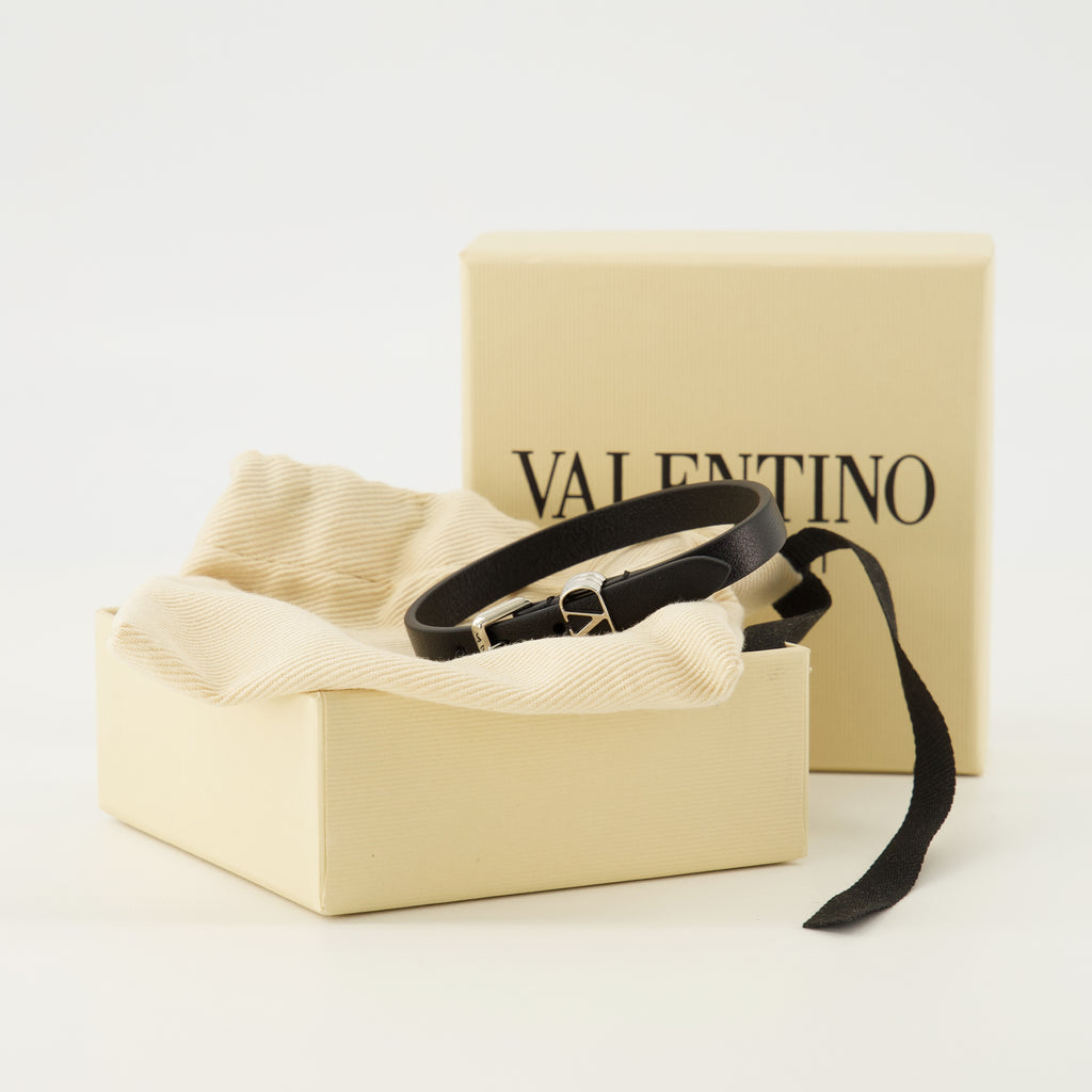 Image de l'article Bracelet Ovalette en cuir noir de la marque Valentino Garavani pour Homme - Saison Printemps-Été 2026 - Vue détaillée_3