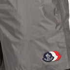Imagem do calção de banho em nylon cinza com logótipo da Moncler para homem - Coleção Primavera-Verão 2026 - Vista Detalhada_1