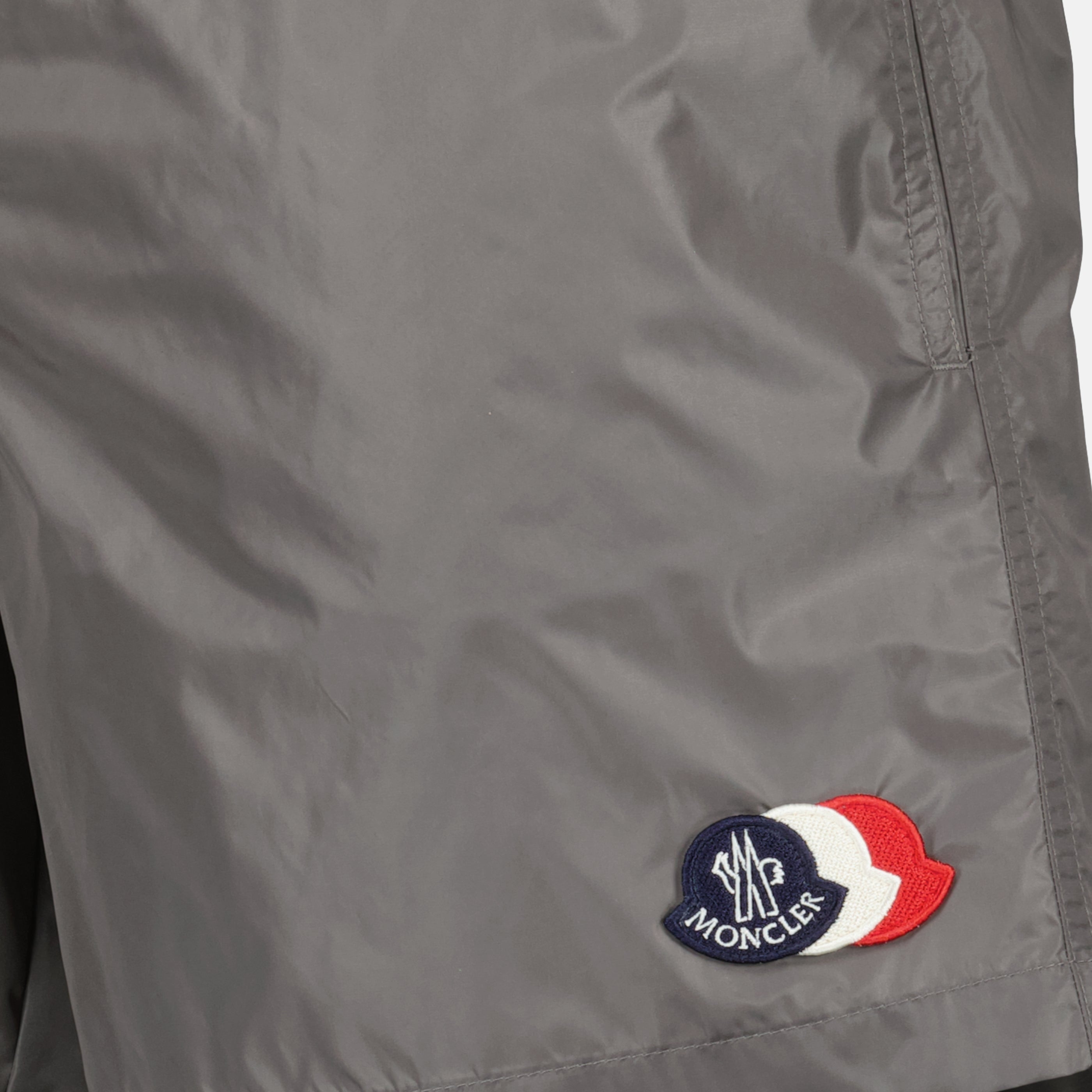 Image de l'article Short de bain à logo gris en nylon de la marque Moncler pour Homme - Saison Printemps-Été 2026 - Vue détaillée_1