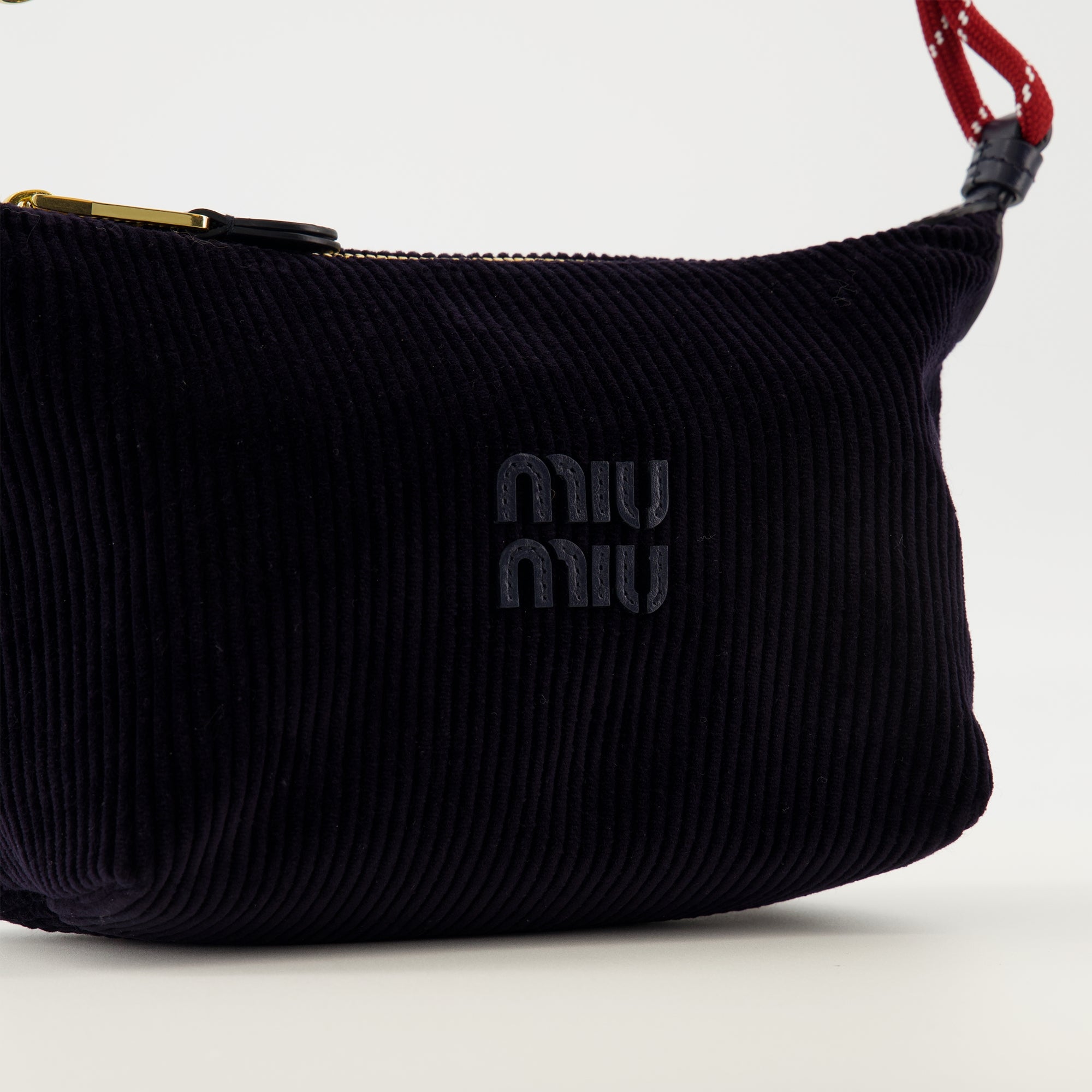 Imagem da clutch em veludo corduroy azul marinho da marca Miu Miu para mulher - Temporada Primavera-Verão 2026 - Vista Detalhada 2