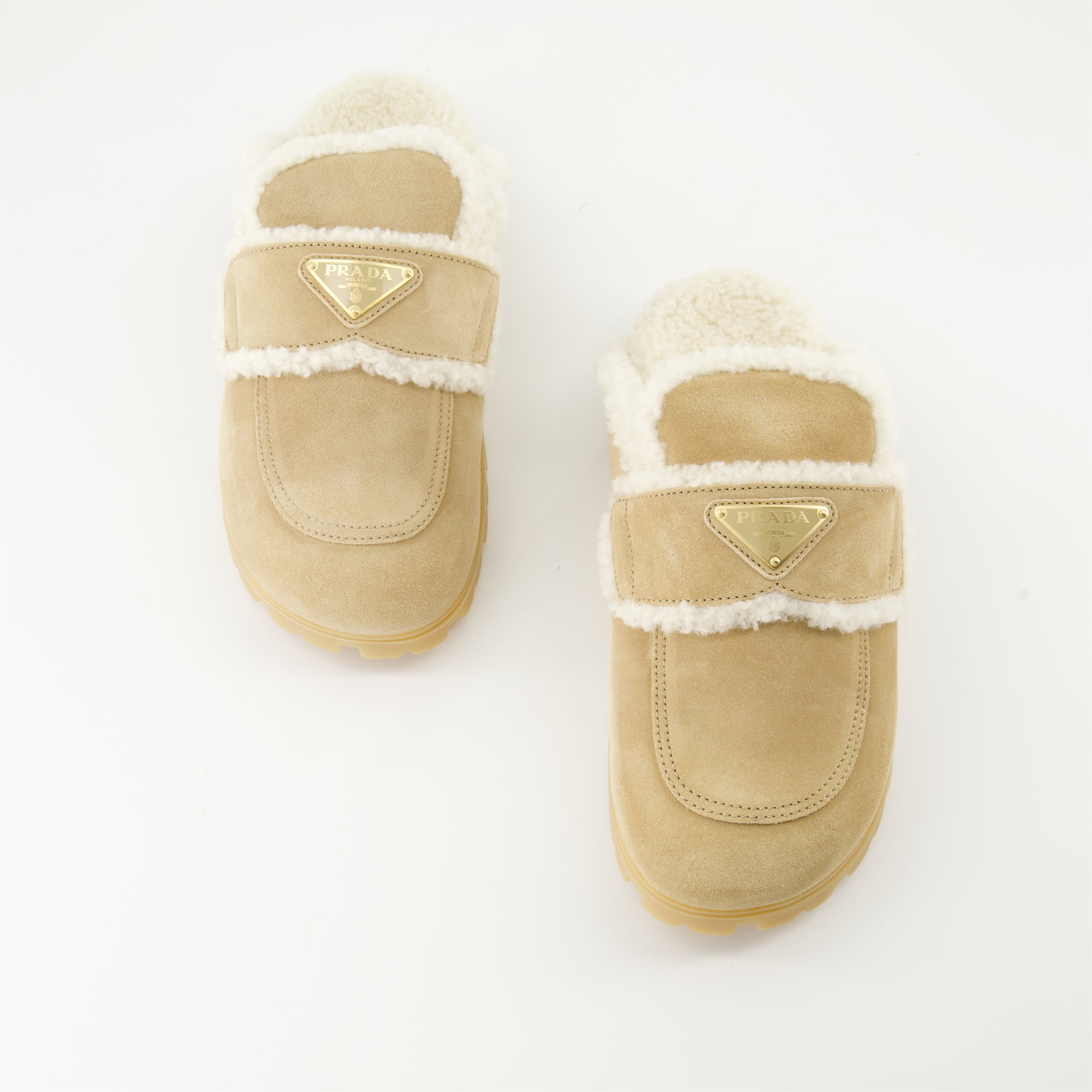 Zapatos abiertos Mules fourrées Prada Beige Femme