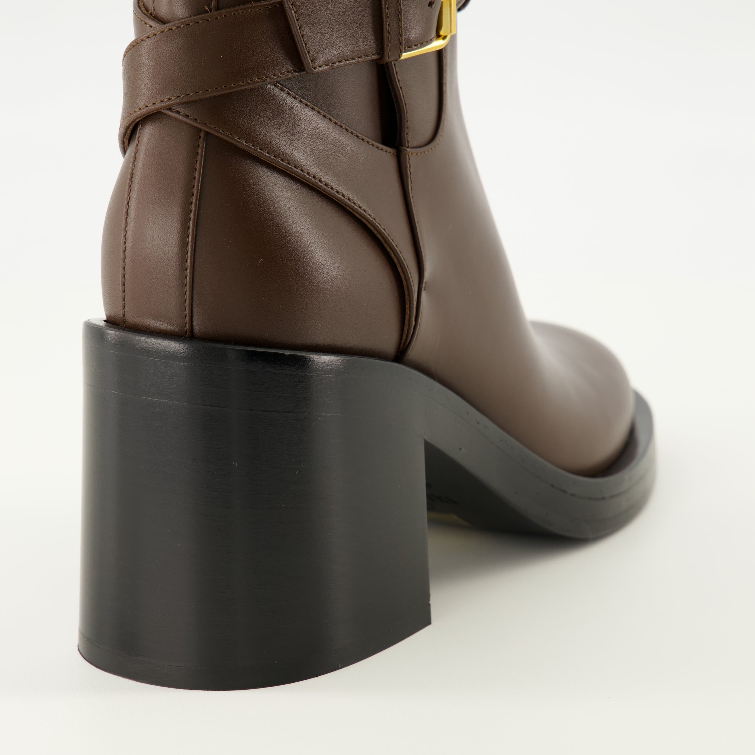 Image de l'article Bottines Vlogo de la marque Valentino Garavani pour Femme - Saison Automne-Hiver 2025 - Vue arrière