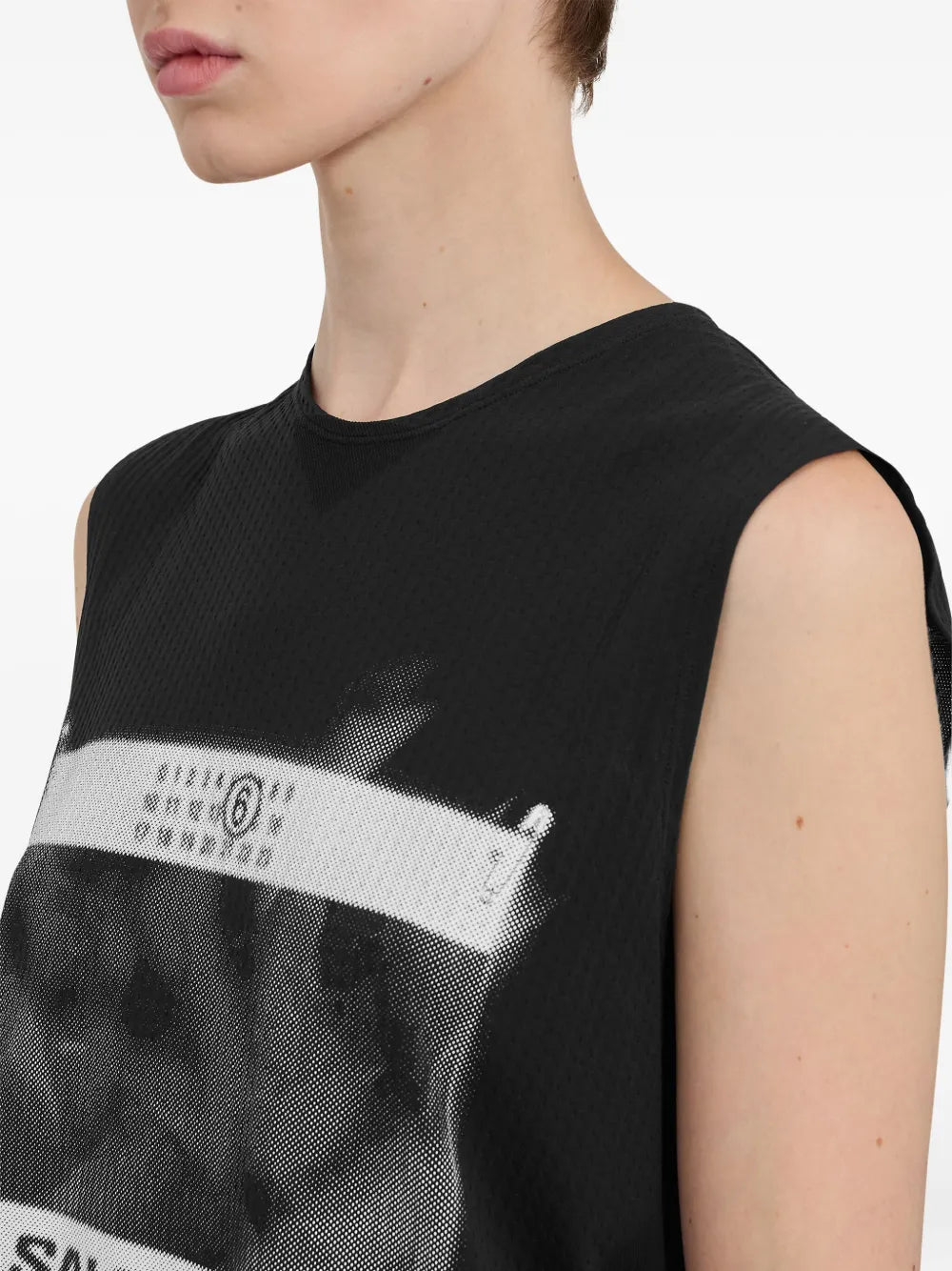 Mm6ブランドの女性用スポーツタンクトップの画像 - 2025年春夏シーズン - 詳細なビュー6