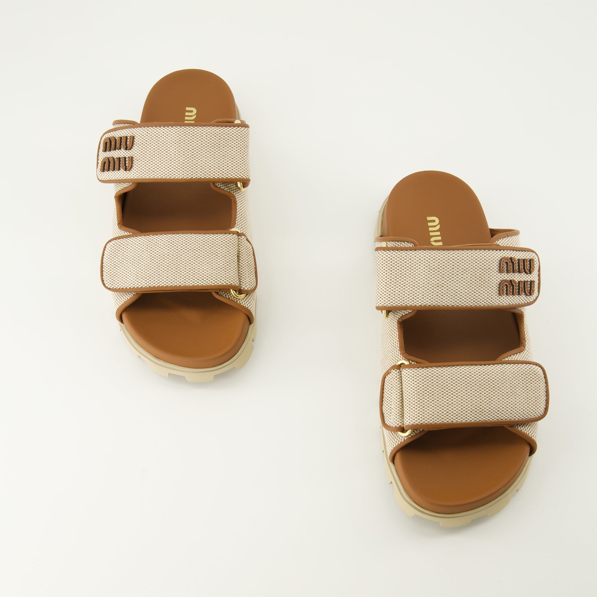 Image de l'article Mules en toile beige de la marque Miu Miu pour Femme - Saison Printemps-Été 2026 - Vue de dessus paire de chaussure