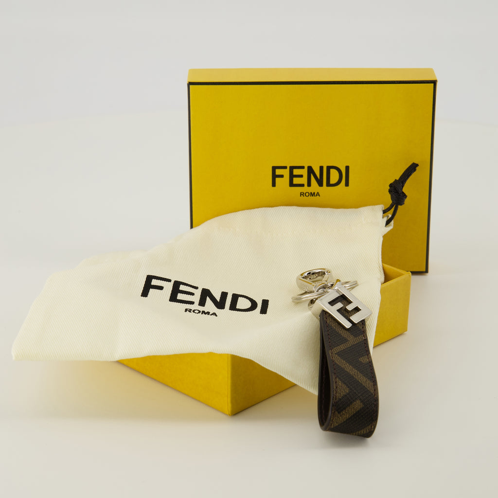 Imagem do porta-chaves Squared FF castanho da marca Fendi para Homem - Coleção Primavera-Verão 2026 - Vista Detalhada_3