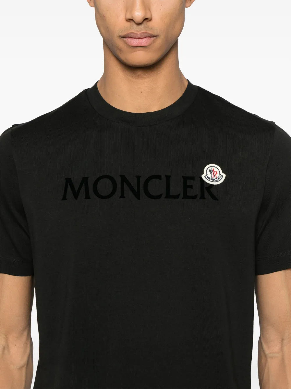 Immagine della t-shirt con logo Moncler da uomo - Stagione Autunno-Inverno 2025 - Vista Dettagliata_4