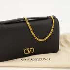Petite maroquinerie VLogo Chain Wallet in Black Leather Valentino Garavani Noir Femme
