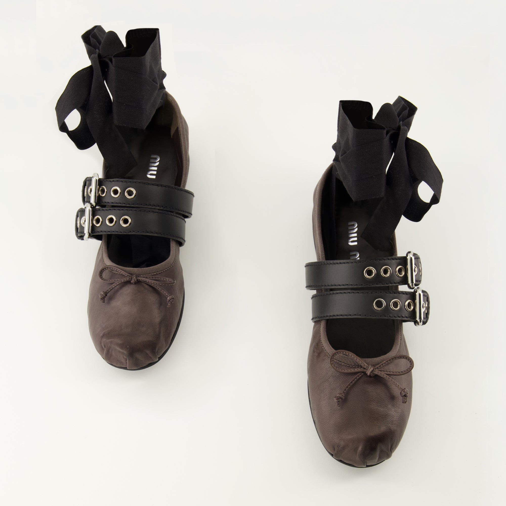 Image de l'article Ballerines à brides en cuir et laçage de la marque Miu Miu pour Femme - Saison Printemps-Été 2026 - Vue de dessus paire de chaussure