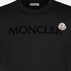 Immagine dell'articolo T-shirt nera con logo in rilievo del marchio Moncler per Uomo - Stagione Primavera-Estate 2026 - Vista Dettagliata_1