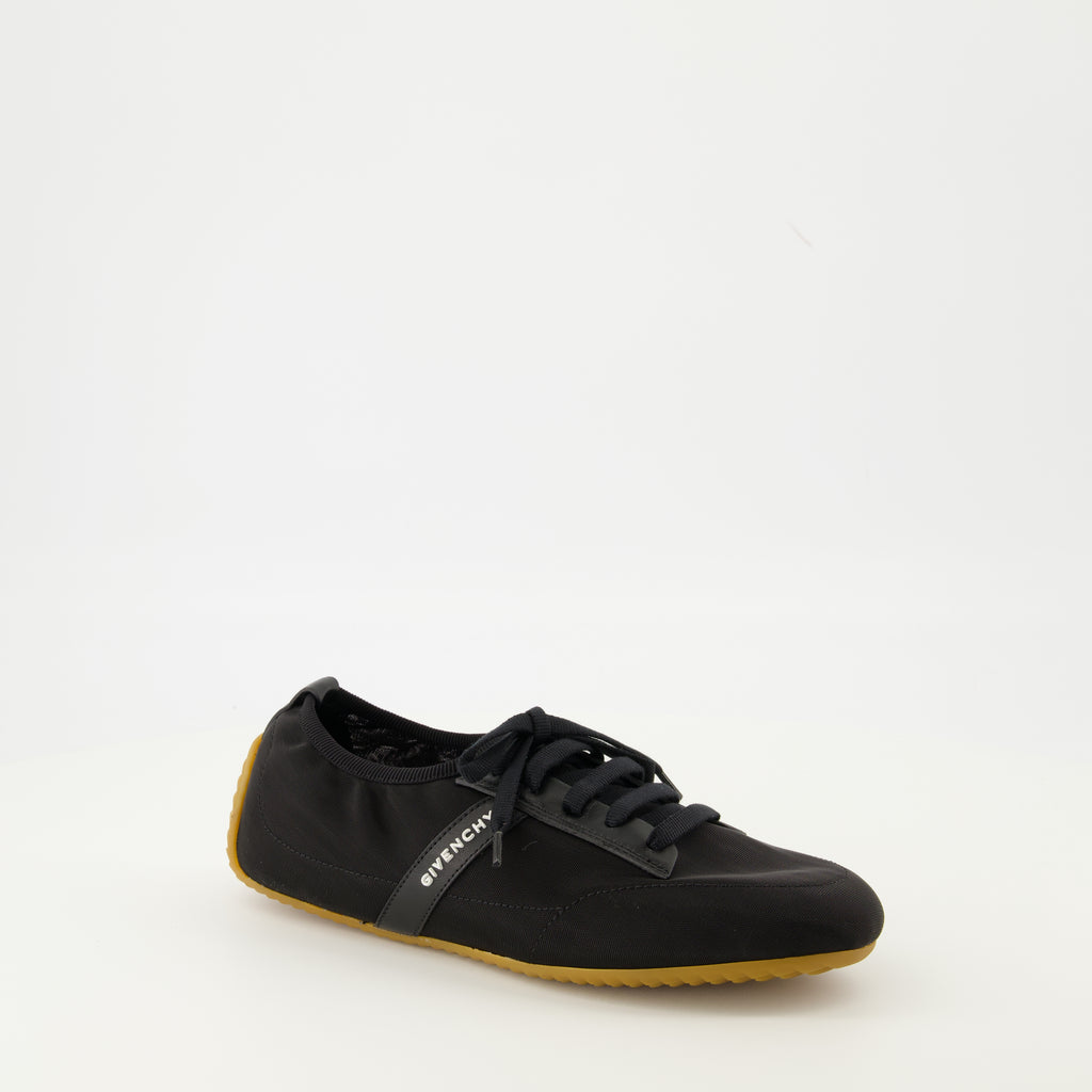 Imagen de las zapatillas Slim Powder de Givenchy para Mujer - Otoño-Invierno 2025 - Vista tres cuartos frontal derecha