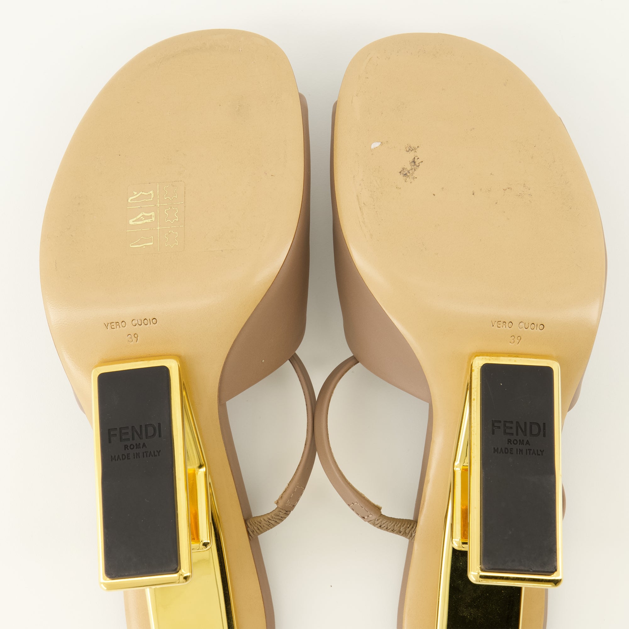 Chaussures ouvertes Fendi First Beige Sandals Fendi Beige Femme