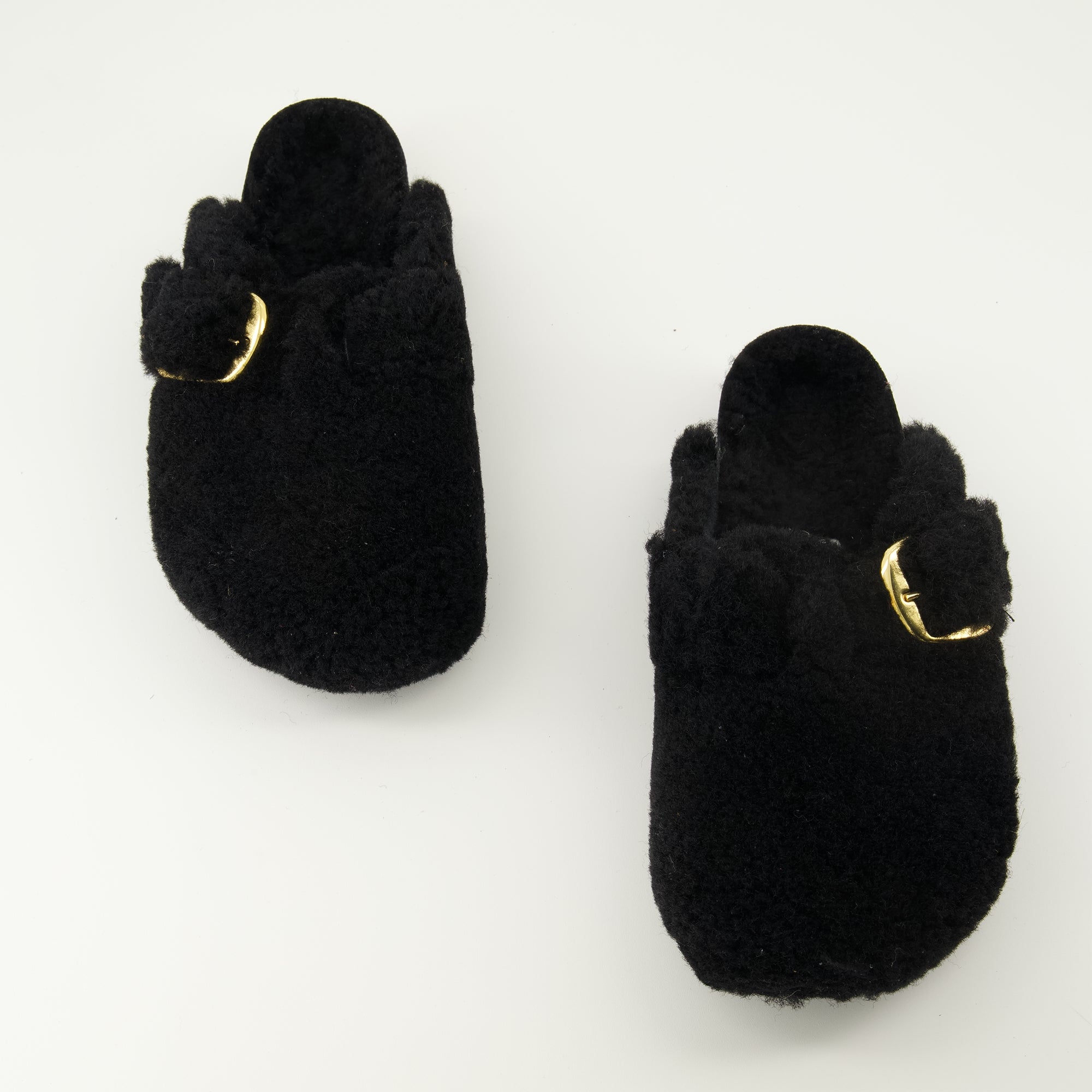 Image de l'article Mules Boston en teddy noir de la marque Birkenstock pour Femme - Saison Printemps-Été 2026 - Vue de dessus paire de chaussure
