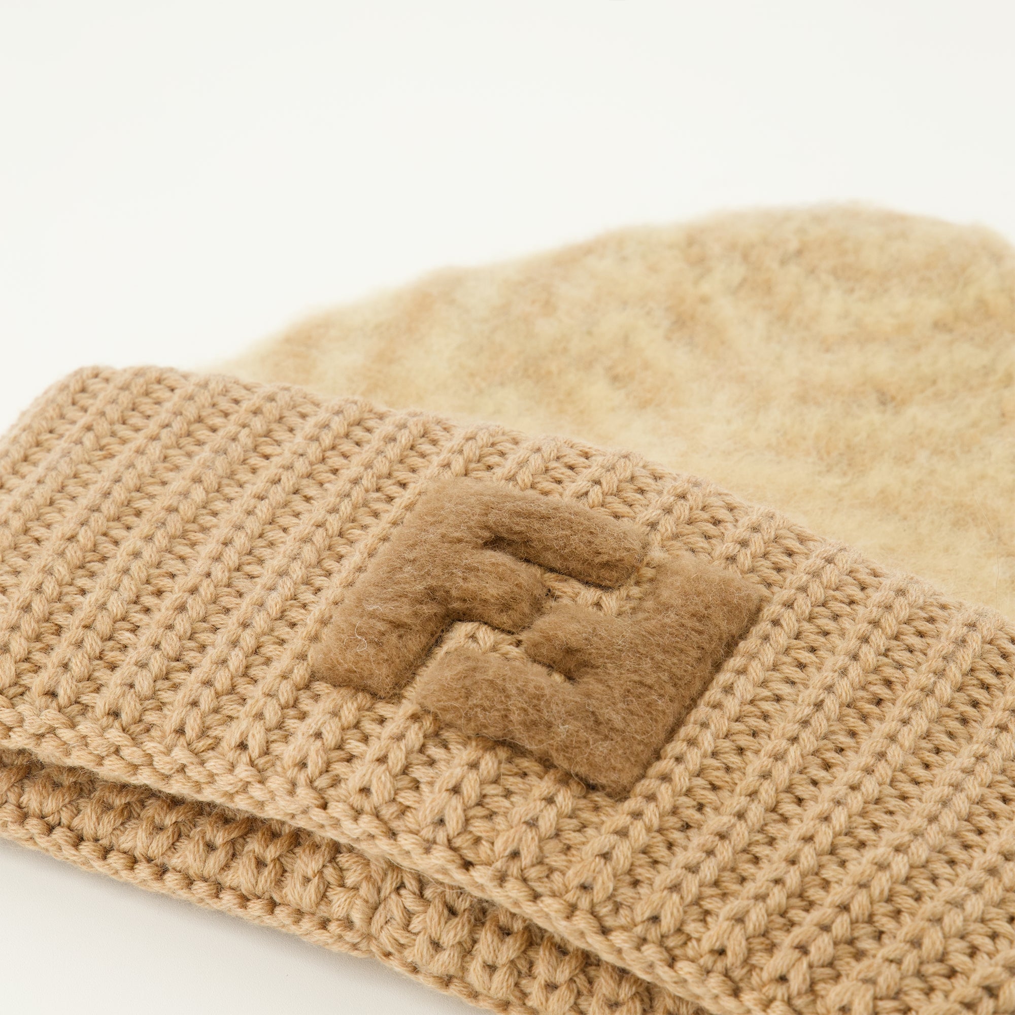 Image of the brown wool beanie by Fendi for Women - Autumn-Winter 2025 - Detailed View_3